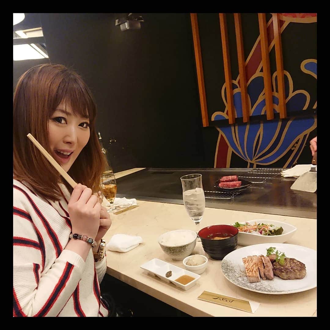 松浦麻里奈さんのインスタグラム写真 - (松浦麻里奈Instagram)「新宿にある鉄板焼 Diner Jaken新宿店で、 (@teppandinerjaken) . 新宿店限定💠平日限定のランチセット💠 ・最上級A5ランク黒毛和牛ハンバーグ100g ・豚ロースステーキ100gのセット (ライス・サラダ・味噌汁付き♪) 頂きました😋💕 .  ご飯は、大・中・小から選べるよ😍🐾 . ハンバーグも、豚ロースもガッツリ 食べごたえありで、お腹いっぱい！！ 目の前で、焼いてる所見れるので 更に美味しさ倍増だわ(*ˊᵕˋ*) . 鉄板焼jakenは、池袋にもあるみたい～(ˊ˘ˋ*)♡ 夜dinnerもメニュー豊富で気になります🍒 . .  #鉄板焼き #ステーキ #新宿 #新宿三丁目 #ランチ #黒毛和牛 #ハンバーグ #JAKEN #pr #コラボベース #お肉料理 #肉大好き #lunch #ご飯 #昼ごはん #今日のランチ #鉄板焼 #豚ロース #friends #friendship #yummyfood #yummy #meatlover #新宿グルメ #東京グルメ #新宿ランチ #ランチタイム #ランチプレート」4月8日 12時56分 - ay114.831m