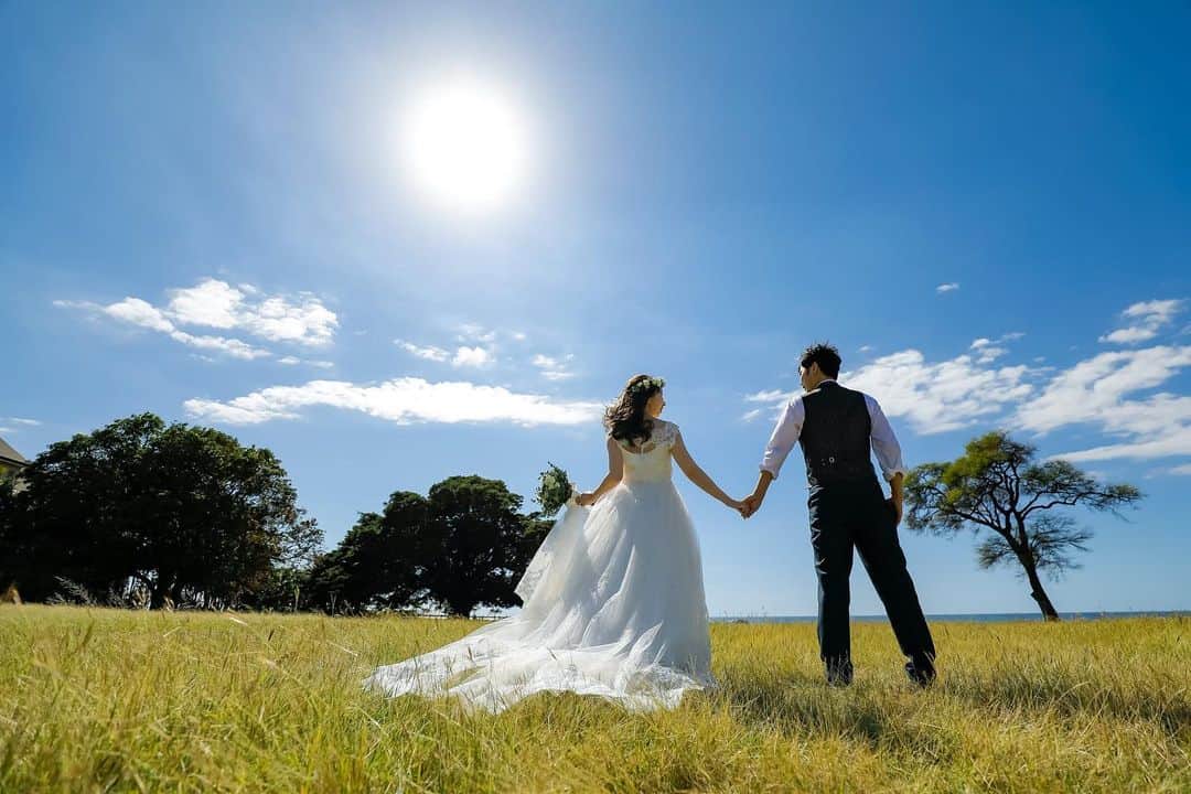 H.I.S. ウェディング（エイチ・アイ・エス）さんのインスタグラム写真 - (H.I.S. ウェディング（エイチ・アイ・エス）Instagram)「≪🌷本日の花嫁🌷≫ . 挙式を終えられた新郎新婦さまにリアルなご感想をいただきました⑅◡̈* 式場選びのご参考にされてみてくださいね🕊 . . . 📍Wedding at  #ハワイ #コオリナロイヤルチャペル @fsoahu 📍Time 10:00 . . Q.リゾート挙式で一番たのしかったことを教えてください ▶︎▶︎ 🤵👰 話には聞いていましたが、コオリナ地区は本当に天気が変わりやすく、 挙式からフォトツアー、パーティーまで晴れ→曇り→雨→晴天と一通りの天気を経験しました🌈ある意味楽しかったです😂 ハワイ式の挙式は、見たことのない儀式の数々で、新郎新婦も見ているゲストも楽しめました🥥 予算の関係で迷いましたが、ホテルエリア外のフォトツアーはできれば入れた方が絶対良い！撮影しながらコオリナの景色を楽しむことができました🐬 . . Q.HISのサービスや特典で、一番うれしかったもの、 　よかったものを教えてください ▶︎▶︎ 🤵👰 前回も利用してて感じたことですが、レアレアトロリーは助かります🚌UBERやBikiを駆使したとしても結構移動だけでお金がかかってしまうので💸 １日目はほとんど打合せで家族の対応ができなかったので、ディナー特典やレアレアプラスで家族は時間を潰せてもらえたので助かりました🍝 ゲストのなかには小さい子供連れもいたのでベビーカー無料もありがたかったです🚼 新郎新婦とゲストのホテルが離れていましたが、ワイフォンのおかげでコミュニケーションもばっちりでした🤳✨ . . ☺︎新郎新婦さま、ありがとうございました！ フォトツアーはハワイの自然を感じていただけるので、みなさまもぜひされてみてくださいね☀︎ 弊社のトロリーやWi-Fi機能付ケータイ、アクティビティが選べるレアレアプラスはとっても便利で、好評ですね！ たくさん使っていただけてうれしいです♪ . . ‥‥‥‥‥‥‥‥‥‥‥ . ▶︎ハッシュタグのあとに「チャペル名his」 で検索してみてね！ HISの先輩花嫁のお写真が見られるよ🕊 . . ▶︎みなさんのご質問にお答えします♡ 『海外挙式ってどんな感じ？』 『予算は？』 『準備期間は？』 『まずどうしたらいいの？』 など、疑問や質問があればコメント欄に入れてね😉❣️ お答えしていくよ♪ . ▶︎HISで挙式をされた花嫁さんは　#his卒花  とハッシュタグを入れてね！ こちらで紹介してもいいよ、という方はDMお待ちしてます♪ . ‥‥‥‥‥‥‥‥‥‥‥‥‥‥‥‥‥‥‥‥‥‥‥‥‥‥‥‥‥‥‥‥‥ ≪みなさまにお知らせ≫ この度の緊急事態宣言を受けて、弊社は本日より5月6日まで全店休業とさせていただきます。 ご不便、ご迷惑をおかけいたしますが、何卒ご理解ご協力をお願い申し上げます。  旅は平和あってこそ。 私たちの願いは一日も早い世界の平穏です。  旅は人生を彩り豊かにしてくれるもの。 私達の商品であるHITOTOKIの一説から、こんなときだからこそ、皆さまに伝えたい思いをおくります。 ୨୧┈┈┈┈┈┈┈┈┈┈┈┈┈┈┈┈┈┈┈┈┈┈┈୨୧ 結婚式という一日こそ「時間」(とき)を大切に してほしい。 "自分たちと向き合い、新しい心をつくる時間(とき)" "お互いが愛を誓い、未来の幸せを願う時間(とき)" "家族への感謝を伝え、永遠なる絆を深める時間(とき)" ୨୧┈┈┈┈┈┈┈┈┈┈┈┈┈┈┈┈┈┈┈┈┈┈┈୨୧  私達はリゾートウェディングを通して、このような旅のご提案をしております。  こんなときだからこそ、皆さまの歩んでこられた道、 おふたりで歩んでいく未来、大切な人たちへ想い そんなことを考えてみるのはいかがでしょうか。 . ────────── #hisウェディング #ハワイウェディング  #海外挙式 #海外ウェディング #結婚式準備 #プレプレ花嫁 #幸せバトン #日本中のプレ花嫁さんと繋がりたい #ゼクシィ2020  #タビ嫁 #tabijyo_wedding #2020春婚 #2020冬婚 #プロポーズ #理想の結婚式  #his卒花 #海外挙式準備 #サマーウェディング #撮影ポーズ #ハワイ好きな人とつながりたい #海外花嫁 #式場探し中 #海外ウェディングフォト #リゾートウェディング #結婚式は旅だ #リゾ婚 #コオリナロイヤルチャペルhis」4月8日 13時07分 - his_wedding