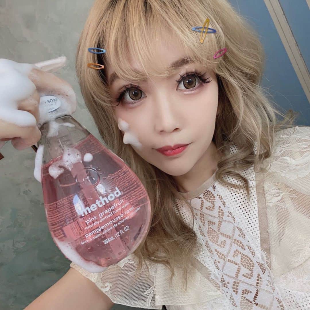 あさちるのインスタグラム：「ハロハロハロハロ💞元気してる？ご飯食べてる？つか何してるの？？？ちるは家にいる時間いー香りさせたい作戦してる🌸サンフランシスコ生まれのエコ洗剤「メソッド」（https://www.methodhome.jp/） メソッドハンドソープ使ってみた💞容器も可愛いし今の　#おうち時間　で目に入る度　気分あげてくれる重要なヤーツ🌍❣️香りもよーき🌸 キャンペーンやてるみたいお🌍詳しくはメソッドのアカウントを見てね  @method.japan  #メソッドハンドソープ #ハンドソープ #メソッド #メソッドジャパン #method #methodjapan #エコ #soap #wash #ハッピー #おしゃれ #カワイイ #ナチュラル #カラフル #楽しい #インテリア #植物由来 #メソッドアンバサダー #pr」