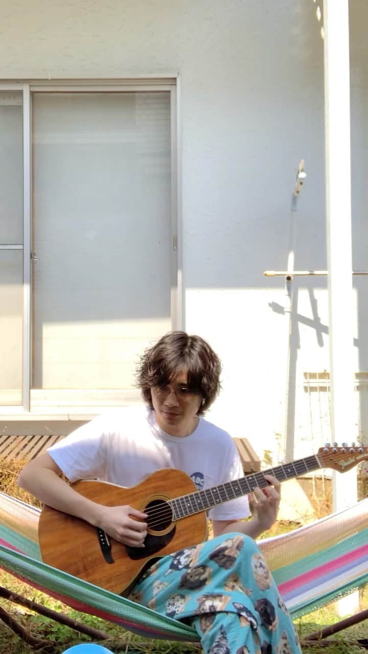 永井聖一のインスタグラム：「ペンギンカフェな朝。邪魔する嫁。 #penguincafeorchestra  #弾き子守」