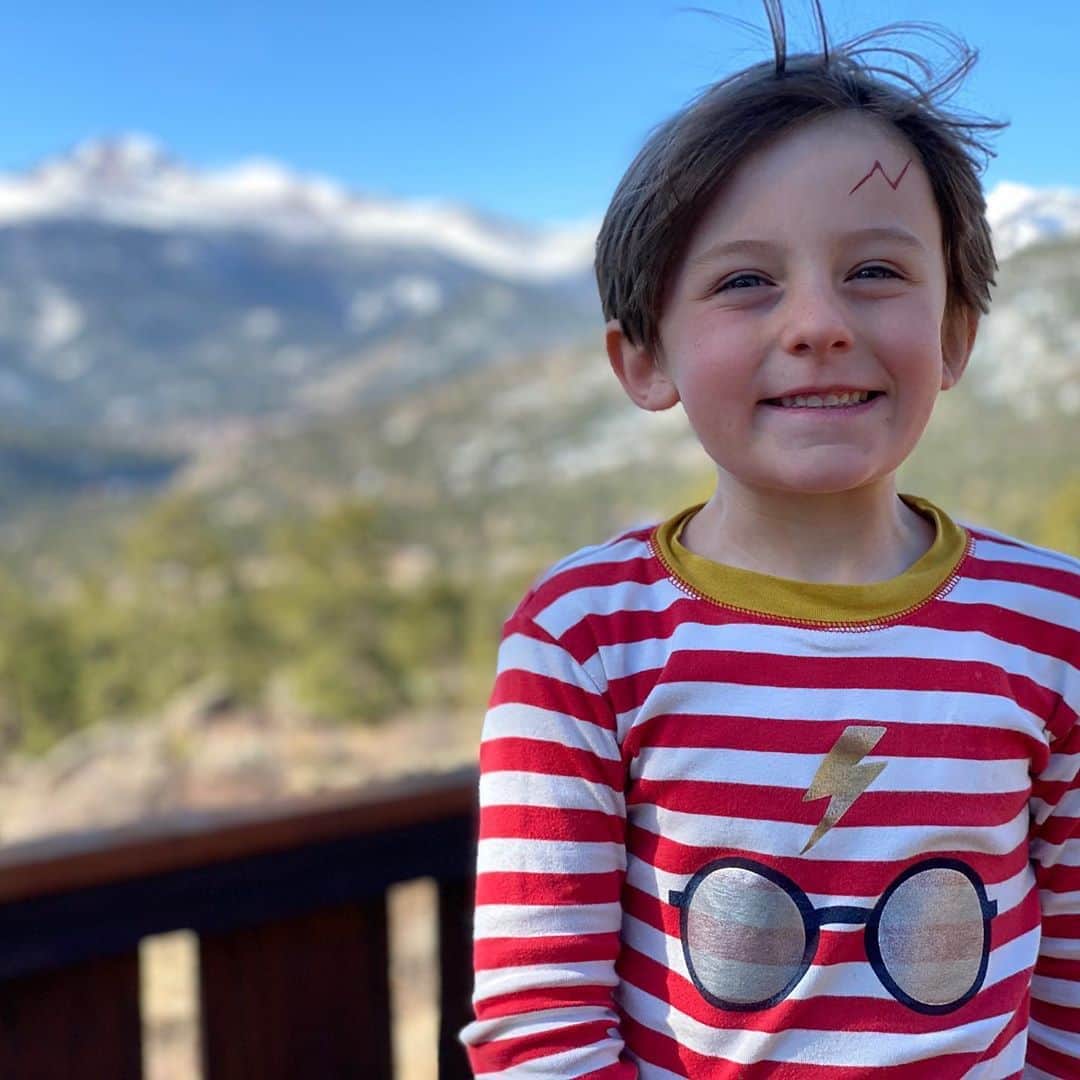 のインスタグラム：「Happy birthday to this incredible 7 year old! Seeing you grow into the kid you are has been one of the greatest joys of my life. Our quarantined days have moments of fear and uncertainty, but have mostly been filled with laughter and love. This time will be memorable for many reasons but I think I will remember it for the close time together with your sister, your mom and you. I love you buddy. 📸 @beccajcaldwell #woohoofitz」