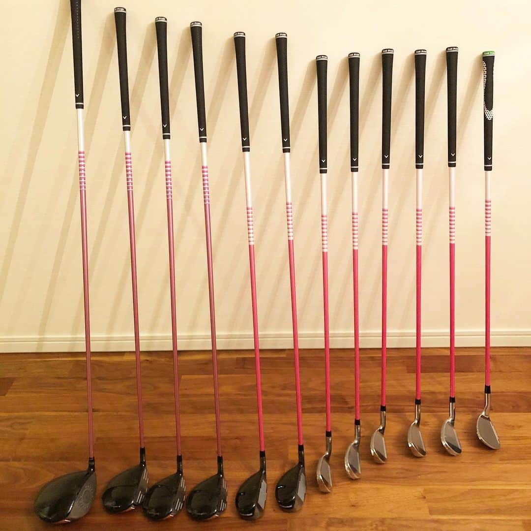 宮崎宣子さんのインスタグラム写真 - (宮崎宣子Instagram)「見てるだけ‼️ 我慢‼️ Callaway の新しいクラブ MAVRIK が届きました😆✨ ゴルフ好きとしては、 今は最高のゴルフシーズン⛳️ 新しいクラブが来たとなれば、 打ちっぱなしで練習してから、 さーラウンドへ…⛳️✨😆 と、いきたいところではありますが、ひたすら、ひたすら、 飾っては見て、いつかデビューする日を楽しみにすることにしました。  東京にいても仕方ないから、宮崎へ帰ろうと思ったこともありましたが、 宮崎には高齢の祖母もいて、 また、宮崎県でコロナに感染された方は、東京で仕事をされてから戻った後に発症しています。  なので、私が今宮崎へ戻ることは、私の身勝手な行動になりかねませんし、 家族も宮崎県も、東京の人が来るのを歓迎はできません。  自分のことだけを考えず、 周りの人、大切な人への配慮を考えて行動すべき大事な時期だと思います。  ゴルフは逃げません！ お花見も逃げません！  今、皆んなが、少し気をつけて、そして、周りの方にも、少し声をかけたり、配慮するだけで、  私たちが待ち望んでいる日々は、早く戻ってきます。  確かにお家時間は、飽きたかもしれないけど、 こんな時にしかできないことをしようと思います。  昔読みかけの本を引っ張り出し、気になっていた掃除をしたり、 普段作らないもの、手抜き料理から、しっかり料理へなど、  こんなに自分を見つめ直す時間は、もう二度と来ないかもしれません。  思考をプラスにチェンジして、 今を大切に一緒に頑張りましょう❣️ 我慢と思わず、 素敵なオブジェが来たと思って、 眺めて楽しみます🥰  #golflover #ゴルフクラブ #callaway  #mavrik  #マーベリック #打ちっぱなし #しばらくお休み #おうち時間 #今は我慢の時  #プラスに考えよう  #自分を見つめ直すいい機会  #ゴルフに行く夢を見てしまいました😅」4月8日 13時19分 - miyazaki_nobuko