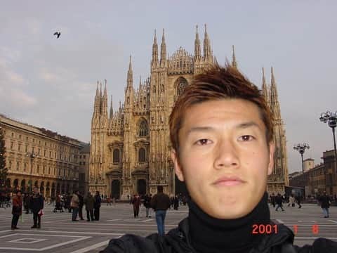 播戸竜二さんのインスタグラム写真 - (播戸竜二Instagram)「『なつかシリーズ⑤』 ・ さぁ、2001年になりました。 プロ3年目を終え、4年目へ。 ・ 2000年、21歳のイケイケな年を過ごし、2001年へ。 ・ J2で優勝し、次はJ1への挑戦だ！その前に憧れのイタリアでサッカーを見るんだ！ ・ という事で、イタリアへ🇮🇹 ・ 正月は実家で過ごし、お母さんのお節を食べ、1/6の深夜にイタリアに着き、ミラノのホテルに初めて1人で泊まり、朝、トリノまで電車で行き、街をふらふらした1枚目の写真。（この夜にユベントスvsフィオレンティーナを観るので、希望に満ち溢れた顔をしてます！） ・ ・ デッレアルピでの試合、ジズーがいて、ピッポのPKがありの大満足の試合⚽️ ・ トリノに1泊し、次の日に電車でミラノに移動し、ドォーモ観戦からのミラノダービー観戦！ ・ 知らないオッさんが俺の席に座ってたけど、周りのイタリア人を味方につけ、なんとか席を確保し観戦！これが世界最高峰のダービーかと、興奮しました！ ・ コンサドーレでコーチとして一緒に戦った四方田コーチとも、たまたま再会！ ・ サッカーを本当に勉強しようと思ったら、1播熱い場所に行かないとね！ ・ 今でもずっとイタリアが好きなのは、この時の最高の記憶が今もあるから！（いつか住みたいなぁ〜。） ・ ・ 21歳、いろいろ多感な時期に、今みたいにネットやSNSも何もない時代に、1人で海外に行ったのは、生涯の宝物！ ・ 自分で動き、自分の目で見て、その時に感じた事が、今でも生きています！ ・ サッカーがあったから、いろいろなところに行けて、いろいろ経験できた！ ・ コロナに負けるな！負けないぞ！ ・ このルーティンは楽しい！ また明日！🤚 ・ ・ #italy  #イタリア #torino  #milano  #grazie  #このブルゾン好きやったなぁ #このニット帽 #今も持ってるよ #ドォーモ前のタートルは #今もめっちゃ着てる #fashionista」4月8日 13時19分 - ryuji_bando
