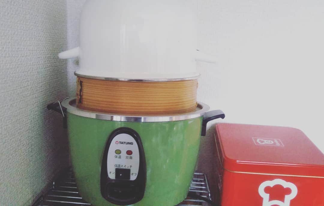 伊藤修子さんのインスタグラム写真 - (伊藤修子Instagram)「昨日買ってきたアルミ蒸し板がちょうど電鍋にピッタリでした。鍋を逆さにすれば高蓋がなくても…という気もしてきました。」4月8日 13時38分 - itoshuko