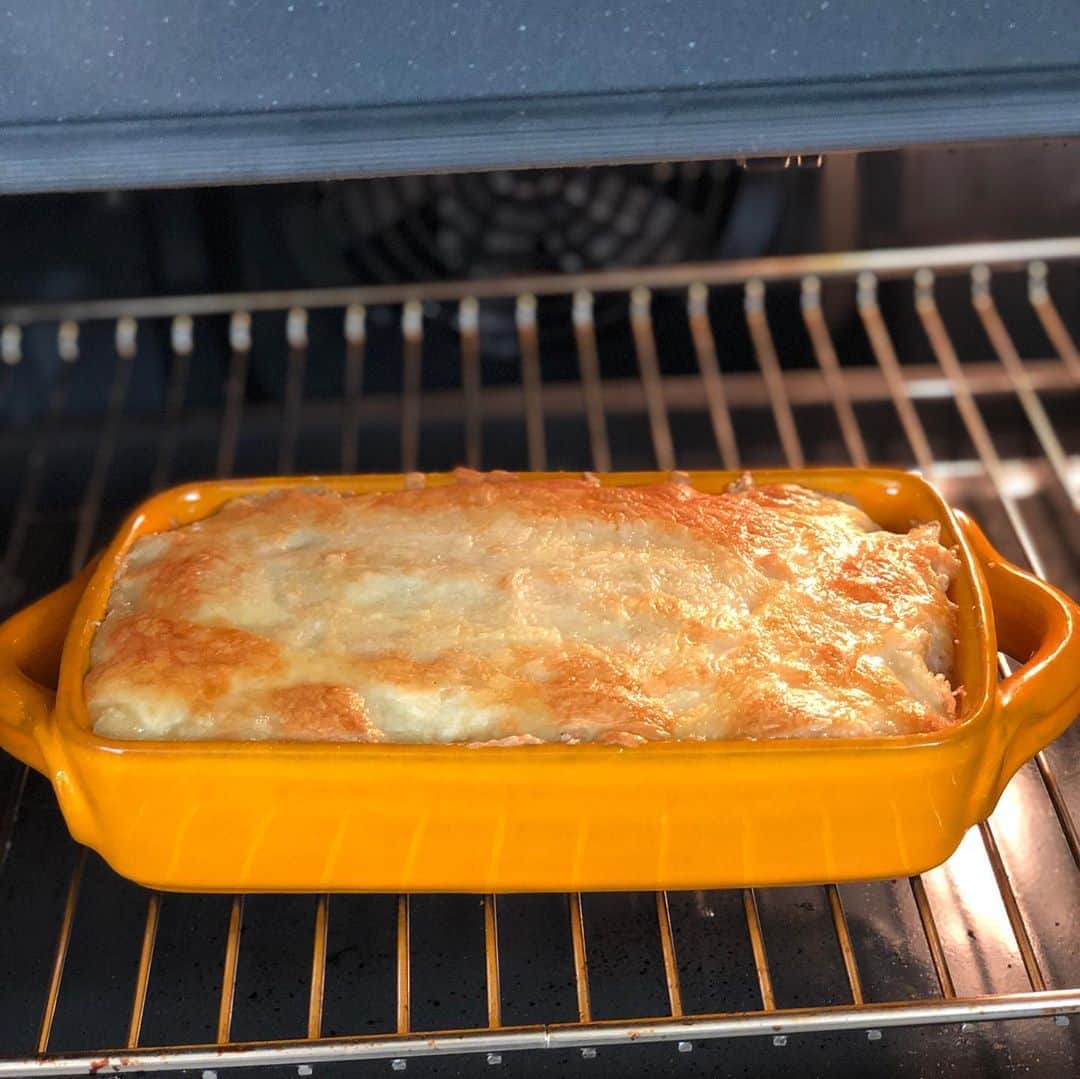 のインスタグラム：「今日のランチ。昨夜の残りもの、ごぼうピラフに、これまた残りを冷凍してあったベシャメルソースとチーズでドリア！のこりもの、万歳。みんなハッピー😊  #うちごはん　#ドリア　#残りもの活用 #ずっとご飯を作っている気がする　#緊急事態宣言中の過ごし方 #内田恭子　#kyokouchida」