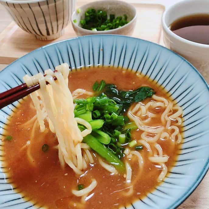 のインスタグラム：「﻿ ﻿ #おうち時間 ですねぇ〜﻿ ﻿ ﻿ ﻿ ﻿ ﻿ 大切な人がコロナに﻿ ﻿ かかったら﻿ ﻿ 大変だから﻿ ﻿ 後悔はしたくないから﻿ ﻿ 会いたい人達には﻿ ﻿ 会わずに…﻿ ﻿ ﻿ ﻿ ﻿ ﻿ ﻿ 食べてばかり😂😂😂﻿ ﻿ ﻿ おうちに﻿ ﻿ あるものと﻿ ﻿ 買ってきたもので﻿ ﻿ お腹満タンになっております🍜﻿ ﻿ ﻿ #ランニングマシン欲しい ﻿ ﻿ ﻿ #ラーメン﻿ #味噌ラーメン﻿ #麺スタグラム﻿ ﻿」