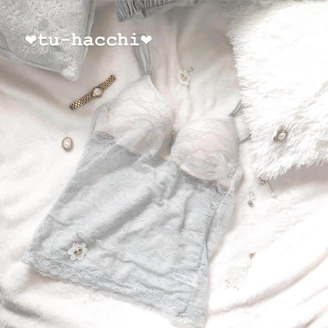 のインスタグラム：「﻿ ﻿ ﻿ ﻿ ※着画はスワイプしてね﻿ ﻿ ﻿ ﻿ ﻿ tu-hacchiさんの﻿ 新作ゲットした〜💕﻿ ﻿ ﻿ ブラいらんけん、めっちゃ楽ww﻿ 特におうちの時とか、こういうの嬉しい😆﻿ ﻿ ﻿ お胸の形が綺麗になるよ꒰๑•௰•๑꒱﻿ 着画は2枚目に載せるね！﻿ ﻿ ﻿ ﻿ ﻿ ﻿ ﻿ ﻿ ☑︎ブライラズ　レースキャミ﻿ ライトグレーMGサイズ﻿ ﻿ ﻿ ﻿ #tu_hacci﻿ #ツーハッチ﻿ #ブライラズ﻿ #シンプルインナー﻿ #ルームウェア女子﻿ #ランジェリーキャミ﻿ #ランジェリー好き﻿ #ランジェリーショップ﻿ #ブラキャミ」