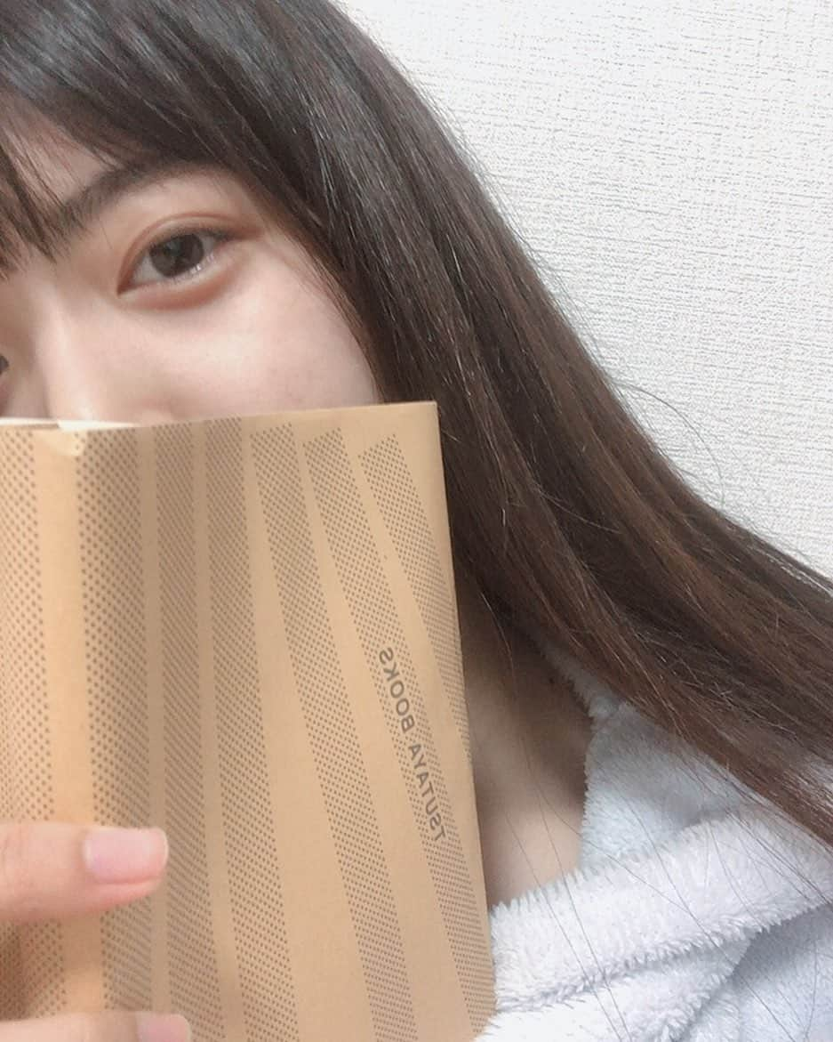 吉田莉桜さんのインスタグラム写真 - (吉田莉桜Instagram)「おうち時間。 ・ ・ ・ #吉田莉桜 #本 #おうち時間 #はっぴー」4月8日 14時21分 - yoshida_rio_official