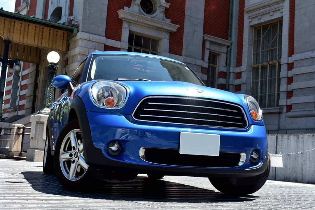 スカイカーシェアのインスタグラム：「.MINI クラブマン. . MINIのロングホイール版として. 2008年にデビューした"MINIクラブマン" オシャレで女性にも親しみやすいデザインは健在！  また、 従来よりも延長されたホイールベースのおかげで. 大容量の車内スペースや走行時の振動の軽減と. 高速走行時の直進安定性の向上をもたらし. 乗り心地も最高です！！ . 平日　¥6,800 + 保険料 休日　¥7,800 + 保険料 月額利用の料金はお問い合わせください.」