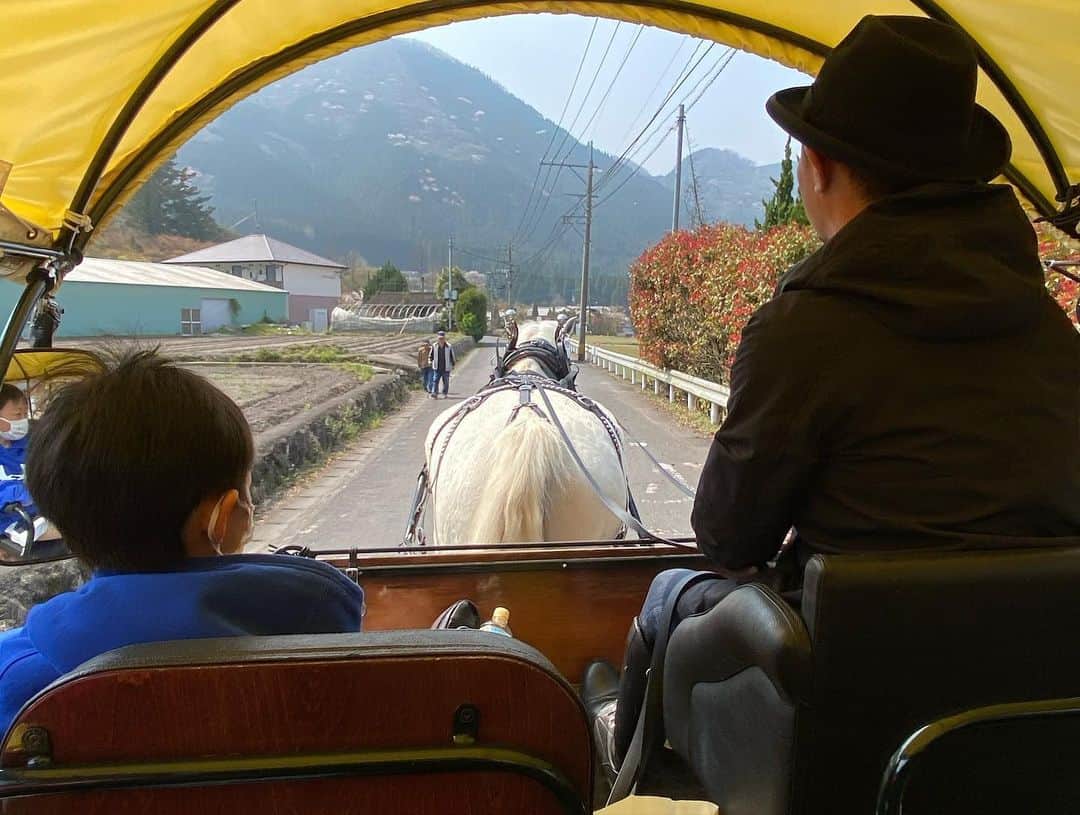 ゆふいん温泉　日の春旅館のインスタグラム：「辻馬車に乗ってきました♪  蹄の音とのどかな景色、気持ちの良い風、由布岳、緑、御者のお兄さん。 全て最高です。  お馬の名前は「ゆきちゃん」です♪  #由布院 #湯布院  #旅館 #温泉 #旅行  #由布岳 #辻馬車 #桜 #yufuin #ryokan #hinoharu #mountain #onsen #bath #travel #running #유후인 #hotsprings #コロナに負けない #コロナに負けない由布院」