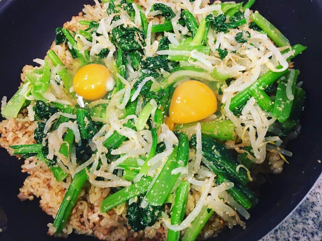 佐藤仁美さんのインスタグラム写真 - (佐藤仁美Instagram)「自炊の毎日。なんとなくビビンバ。お面じゃないよ。もやしと小松菜でナムル作って、ひき肉とご飯を焼肉のタレとか豆板醤とか鶏ガラとか塩胡椒で味つけて、ナムルのせて、卵のせたら、フライパンごと、どーん。みんなの簡単おうちごはんレシピ教えてたもう。 #洗い物少なくしたい派 #簡単おうちごはん」4月8日 14時21分 - sato.hitomi.19791010