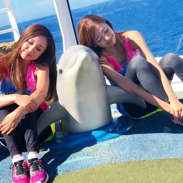 杉山由紀子のインスタグラム：「おうちで日向ぼっこの日々🌞 これはカリブ海のときの🧡 * みなさんはおうちでなにしてますか？ * 昨日から午前までスーパームーンでしたね🌕 ピンクムーンとも呼ばれる満月でした✨ * 今回の満月は、 * パートナーシップ お金 * に関してのメッセージが強かったですね😌 * みなさんもぜひこれを機に、 考えられてみては✨✨ * * わたしにできることは？ ってなったときにインスタライブちょこちょこやりたいなと思ってます🎵 * ↑テーマどういうのがいいとかあればコメントください♪ * インスタライブコラボしてくださる方も募集💛💛💛 ↑これ個人的に楽しいからやりたいだけ🤣 * ✨スキンケア ✨メイク ✨日々何してるか はリクエストいただくこと多めです(^-^) * * #スーパームーン #ピンクムーン #満月 #インスタライブ #スキンケア #メイク #ルーティーン #旅行 #travel #カリブ海」