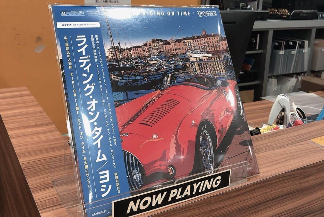 YOSHI（よし）さんのインスタグラム写真 - (YOSHI（よし）Instagram)「今日から「RIDING ON TIME」のレコードが全国のレコード屋さんで発売しました！ ﻿ ﻿ 本当はお店まわっていろいろレコードとかカルチャーを勉強したかった。またそれは今度だな。﻿ ﻿ この状況だから、みんなお店にいったりはできないけど、Webで販売してるから是非ゲットしてね！﻿ ﻿ インタビューもストーリーにアップしたよ🔥読んでね笑﻿」4月8日 14時49分 - yoshi.226