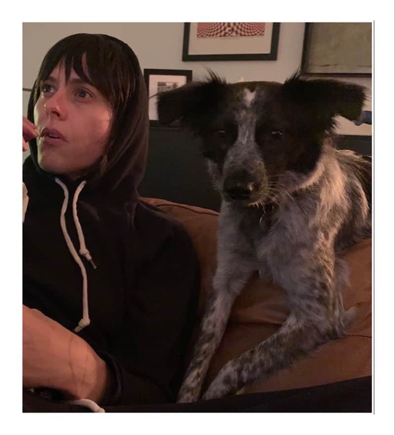 キャサリン・メーニッヒのインスタグラム：「A deep GOT binge with my direwolf. #stayhome」