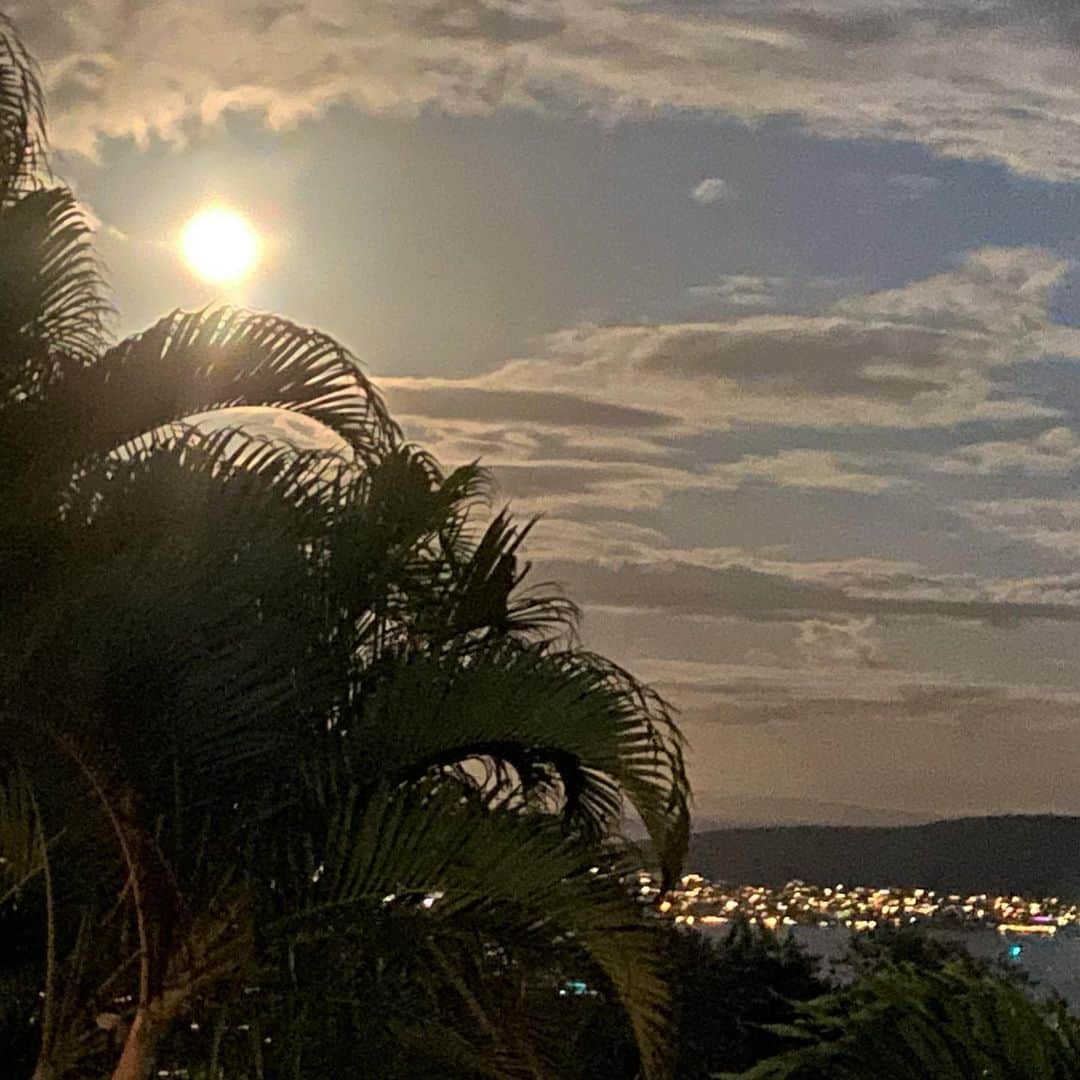 マキ・コニクソンさんのインスタグラム写真 - (マキ・コニクソンInstagram)「さすがSuper Moon!! ハワイの夜空に明るく煌々と輝いています！✨✨ この月を観ているとあやつの事すっかり忘れてしまう。ってぐらい平和な気持ちでいられる。今日何食べようかなぁ。お腹が空いてきちゃった。😆 #エアハワイ🌝 #4月7日の月はSuper Moon」4月8日 14時51分 - makikonikson