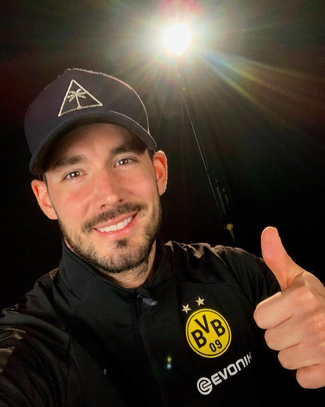 ボルシア・ドルトムントさんのインスタグラム写真 - (ボルシア・ドルトムントInstagram)「🙂 Rein in den Tag, Borussen! 👍 #BorussiaDortmund #BVB #Bürki」4月8日 14時51分 - bvb09