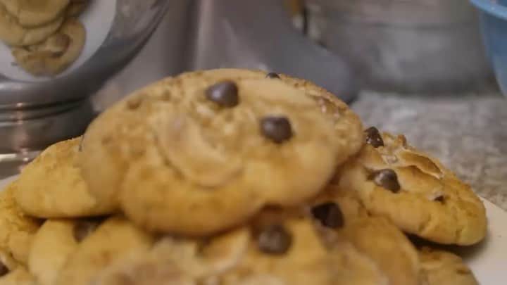 アシュリン・ピアースのインスタグラム：「#InstaBake: Homemade S’mores Cookies! 🍪  Thank you to everyone who joined me on my Instagram Live last Sunday for this week’s InstaBake! 👩🏼‍🍳 I had such a wonderful time baking my homemade s’mores cookies with you all! ✨ Tune in again this Sunday to learn another fun and tasty recipe. 😋 It’s a really good one, you won’t want to miss it! 💕 🎥: @thecinesol  #AshlynPearce #Smores #Cookies #Recipes #Pastry #PastryChef #Chef #SweetTreats #Yummy #Actress #Model #Baking #Baker #Bake #Delicious #Tasty #Treats #SpeakYourself #LoveYourself #Yummy #InstagramLive #Sunday #Fun #KeepSmiling #Ratatouille #BakedGoods #Pastries #Nom #Chocolate #Marshmallows」