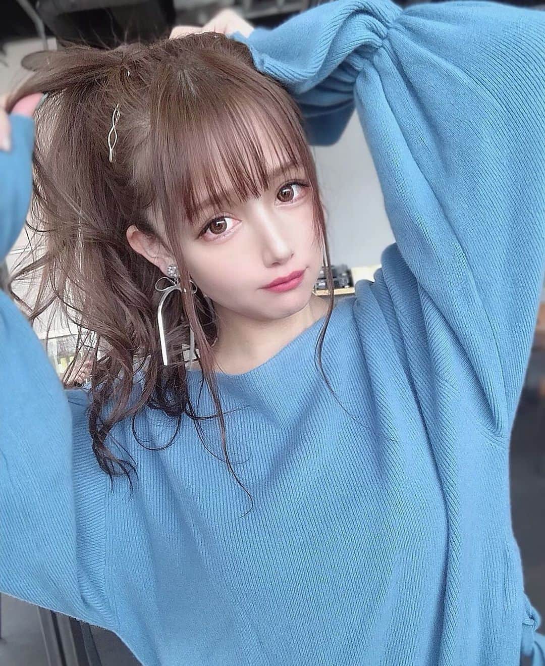 yuu__aaaのインスタグラム：「. . ぽにーてーる🐎💕 . . 朝時間がない時はポニテ🤭 . . #ポニーテール#ポニテ#ponytail #ヘアアレンジ #hairstyle #ハイライト#makeup #カラコン#アイライン#涙袋#snidel#ootd #tops」