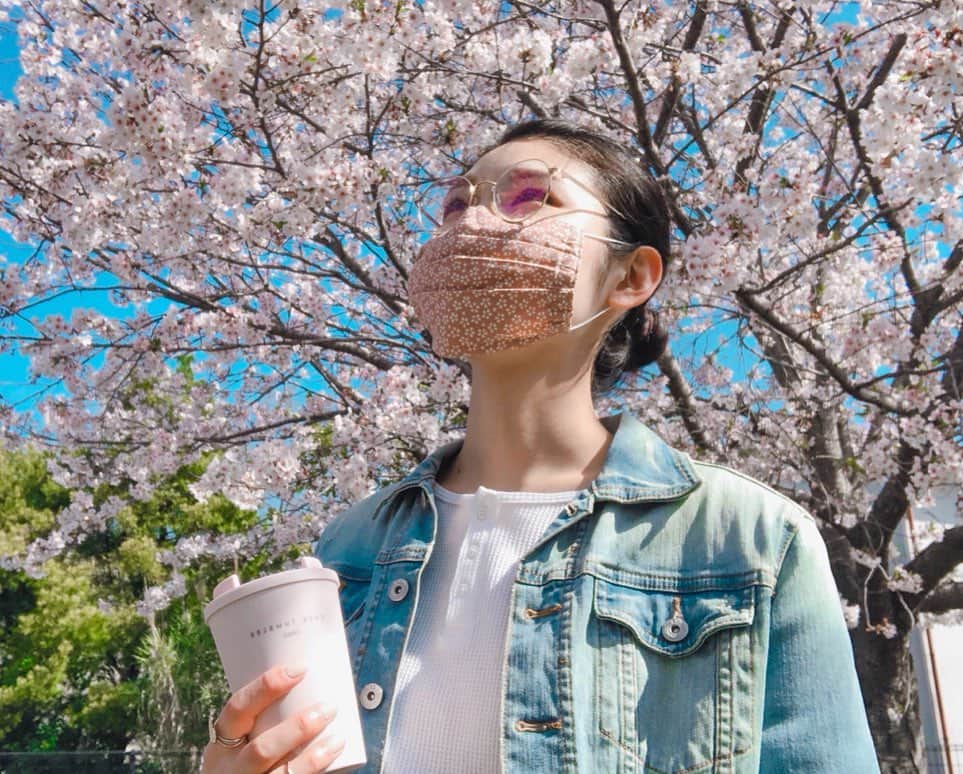 i_am_happpyのインスタグラム：「. . マスクにもお花咲かせてみた🌸🌸🌸 買い物に行く時ちょうど公園を通るから きれいな桜が見れて嬉しい😆 . 震災の時に起きた車中泊によるエコノミー症候群みたいに、コロナウイルスによる健康二次被害がこれから増えてくると思う。最低限に抑えるために、これを機に自分と健康と向き合って毎日ちょっとでもプラスに💪 自分を守れるのは自分しかいない！ 今日の行動で未来は変えられる✨ . #桜マスク#手作りマスク#春#桜 @uniqlo @gu_global @gu_for_all_」