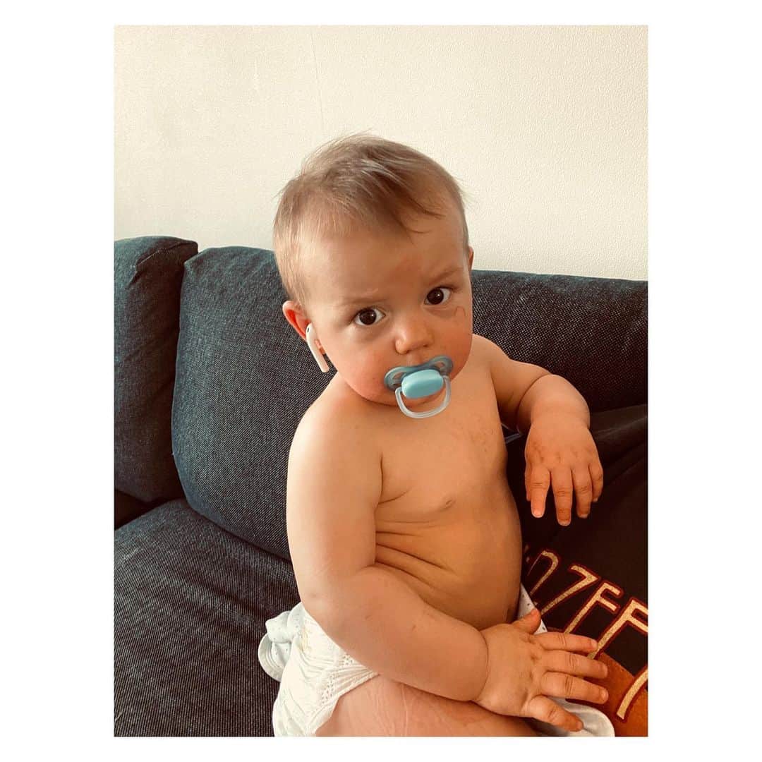 クリストファー・ピーターソンのインスタグラム：「Matheo, 1 år idag mitt hjärta. 1 årsen du fullbordade våra liv och familj. 1 år som varit allt från tufft mentalt till allt jag någonsin önskat. Det var en omställning från 1 till 2 barn. Du har lärt mig så mycket om att vara en pappa, du har pushat mitt tålamod till nya nivåer, du har lärt mig att barn kan vara helt olika. Att det inte finns några rätt eller fel när det gäller barn. Det är jag otroligt tacksam för. Jag älskar dig bara mer och mer för varje dag och jag älskar den du är påväg att bli. Din egna människa, glada orädda galning. Du är din pappa upp i dagen. Jag har aldrig sett fram emot framtiden så mycket som nu tack vare dig och din bror. Älskar dig så förbannat mycket min lilla son ❤️」