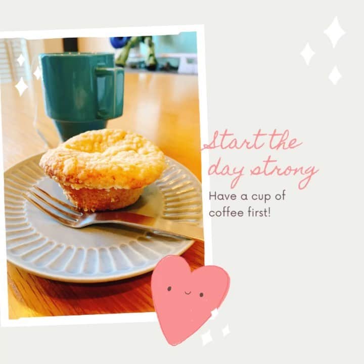 のインスタグラム：「緊急事態宣言〜〜:(；ﾞﾟ'ωﾟ'): デタ‼️‼️ という事で 先日のアップルパイ🥧🍎の 中身のフィリングをぶっ込んだ マフィンを焼いてミマシタｮ😤😤😤 初めて「クランブル」ってヤツも 乗せてみました〜〜 サクサクで美味デス😋✨ 子どもに「で、結局… 緊急事態宣言てなんなの？」 と聞かれたので 「とにかくいまコロナ感染がヤベぇから家で大人しくしてな💢マジで‼️」 って言う話だと思うょw  と伝えてときましたε-(´∀｀; )  や、 たぶんソンナカンジだと思いますが… #クランブルマフィン  #リンゴシナモン  #手作りスイーツ  #引きこもり」