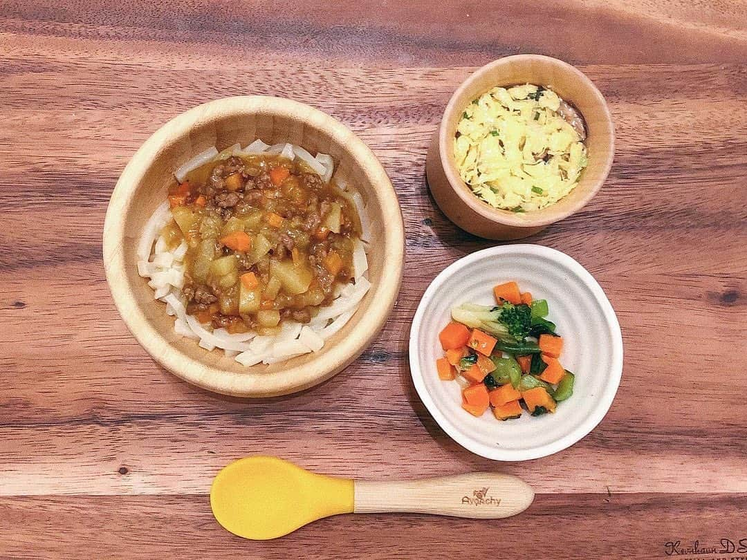 ソンイさんのインスタグラム写真 - (ソンイInstagram)「息子ご飯まとめ👦🏻🥣﻿ お仕事の時に一時保育をお願いしている園での給食は幼児食に切り替わりました☺️﻿ なのでお家でも大人ご飯と一緒の流れで作れる物や、今後取り分けできるように味を少し濃くしてみてます✊🏻﻿ ﻿ 歯は11.12本目が生えてきたところ🦷﻿ 歯科検診に連れていきたいけど、歯科医院も特にコロナが移りやすい場所なので見送っています😔﻿ ﻿ タグから飛んで見てくださってる初見さんもいらっしゃると思うので今までの離乳食経過は #ソンイ離乳食 で、レシピなどはストーリーのハイライトに残しています👩🏻‍🍳❤️﻿ ﻿ 以下 献立内容🍚﻿ ﻿ ①﻿ 🍝ナポリタン﻿ 🍠かぼちゃサラダ﻿ 🥦ブロッコリー﻿ 🍌バナナ﻿ ﻿ ②﻿ 🍚親子丼﻿ 🥢豆腐ハンバーグ﻿ 🍲ほうれん草味噌汁﻿ 🍓いちご﻿ ﻿ ③﻿ 🍚わかめおにぎり﻿ 🍖ハンバーグ﻿ 🥗蒸し野菜サラダ﻿ 🍓いちご﻿ 🥫ミネストローネ﻿ ﻿ ④﻿ 🍞いちごロールパン﻿ 🥦ブロッコリー﻿ 🥕にんじん﻿ 🍲かぼちゃのポタージュ﻿ ﻿ ⑤﻿ 🍚タラと野菜の餡掛け丼﻿ 🍠さつまいもの煮物﻿ 🥗ほうれん草のお浸し﻿ 🍓いちご﻿ 🍲お味噌汁﻿ ﻿ ⑥﻿ 🍞フレンチトースト﻿ 🥦ほうれんとコーンのバター炒め﻿ 🍅ミネストローネ﻿ ﻿ ⑦﻿ 🍚納豆ご飯﻿ 🍖ハンバーグ﻿ 🍠さつま芋﻿ 🍓いちご﻿ 🍲味噌汁﻿ ﻿ ⑧﻿ 🍛カレーうどん﻿ 🥗蒸し野菜サラダ﻿ 🍲たまごスープ﻿ ﻿ ⑨﻿ 🍝鮭シチューがけマカロニ﻿ 🥗蒸し野菜サラダ﻿ 🍌バナナ﻿ 🍅ミネストローネ﻿ ﻿ #離乳食 #離乳食後期 #離乳食完了期 #離乳食メニュー﻿ #離乳食記録 #かみかみ期 #つかみ食べ #ソンイ飯﻿ #男の子ベビー #生後11ヶ月 #生後12ヶ月 #1歳0ヶ月 #ソンイ子供ご飯」4月8日 16時02分 - sunwei1013