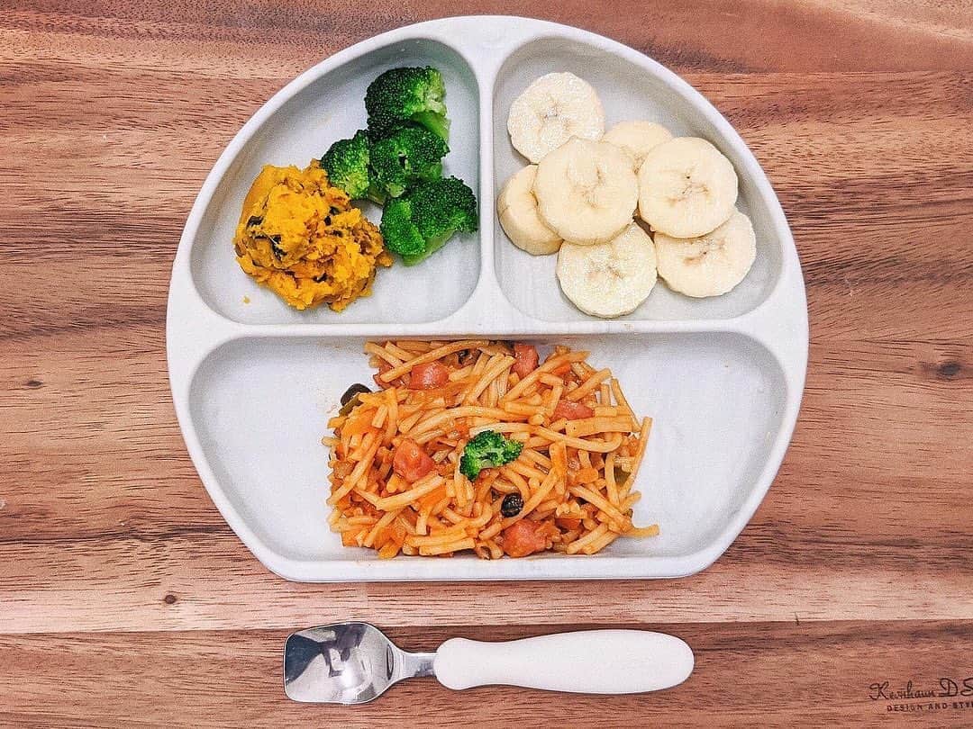 ソンイのインスタグラム：「息子ご飯まとめ👦🏻🥣﻿ お仕事の時に一時保育をお願いしている園での給食は幼児食に切り替わりました☺️﻿ なのでお家でも大人ご飯と一緒の流れで作れる物や、今後取り分けできるように味を少し濃くしてみてます✊🏻﻿ ﻿ 歯は11.12本目が生えてきたところ🦷﻿ 歯科検診に連れていきたいけど、歯科医院も特にコロナが移りやすい場所なので見送っています😔﻿ ﻿ タグから飛んで見てくださってる初見さんもいらっしゃると思うので今までの離乳食経過は #ソンイ離乳食 で、レシピなどはストーリーのハイライトに残しています👩🏻‍🍳❤️﻿ ﻿ 以下 献立内容🍚﻿ ﻿ ①﻿ 🍝ナポリタン﻿ 🍠かぼちゃサラダ﻿ 🥦ブロッコリー﻿ 🍌バナナ﻿ ﻿ ②﻿ 🍚親子丼﻿ 🥢豆腐ハンバーグ﻿ 🍲ほうれん草味噌汁﻿ 🍓いちご﻿ ﻿ ③﻿ 🍚わかめおにぎり﻿ 🍖ハンバーグ﻿ 🥗蒸し野菜サラダ﻿ 🍓いちご﻿ 🥫ミネストローネ﻿ ﻿ ④﻿ 🍞いちごロールパン﻿ 🥦ブロッコリー﻿ 🥕にんじん﻿ 🍲かぼちゃのポタージュ﻿ ﻿ ⑤﻿ 🍚タラと野菜の餡掛け丼﻿ 🍠さつまいもの煮物﻿ 🥗ほうれん草のお浸し﻿ 🍓いちご﻿ 🍲お味噌汁﻿ ﻿ ⑥﻿ 🍞フレンチトースト﻿ 🥦ほうれんとコーンのバター炒め﻿ 🍅ミネストローネ﻿ ﻿ ⑦﻿ 🍚納豆ご飯﻿ 🍖ハンバーグ﻿ 🍠さつま芋﻿ 🍓いちご﻿ 🍲味噌汁﻿ ﻿ ⑧﻿ 🍛カレーうどん﻿ 🥗蒸し野菜サラダ﻿ 🍲たまごスープ﻿ ﻿ ⑨﻿ 🍝鮭シチューがけマカロニ﻿ 🥗蒸し野菜サラダ﻿ 🍌バナナ﻿ 🍅ミネストローネ﻿ ﻿ #離乳食 #離乳食後期 #離乳食完了期 #離乳食メニュー﻿ #離乳食記録 #かみかみ期 #つかみ食べ #ソンイ飯﻿ #男の子ベビー #生後11ヶ月 #生後12ヶ月 #1歳0ヶ月 #ソンイ子供ご飯」