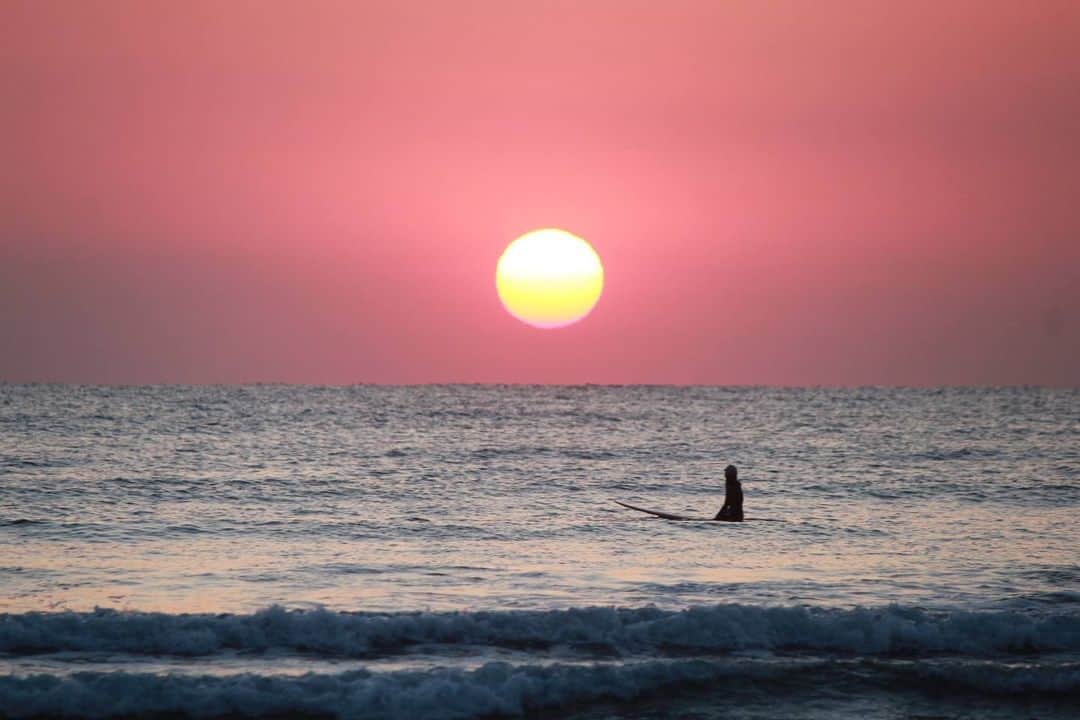 のインスタグラム：「throwback to hyuga’s wave photo by @ikurajoezy . place_ @sunrisesurfhyuga . #nofilter#miyazaki#hyuga#longboard#surf#sunrise#risingsun#宮崎#日向#日の出#小倉ヶ浜#2710」