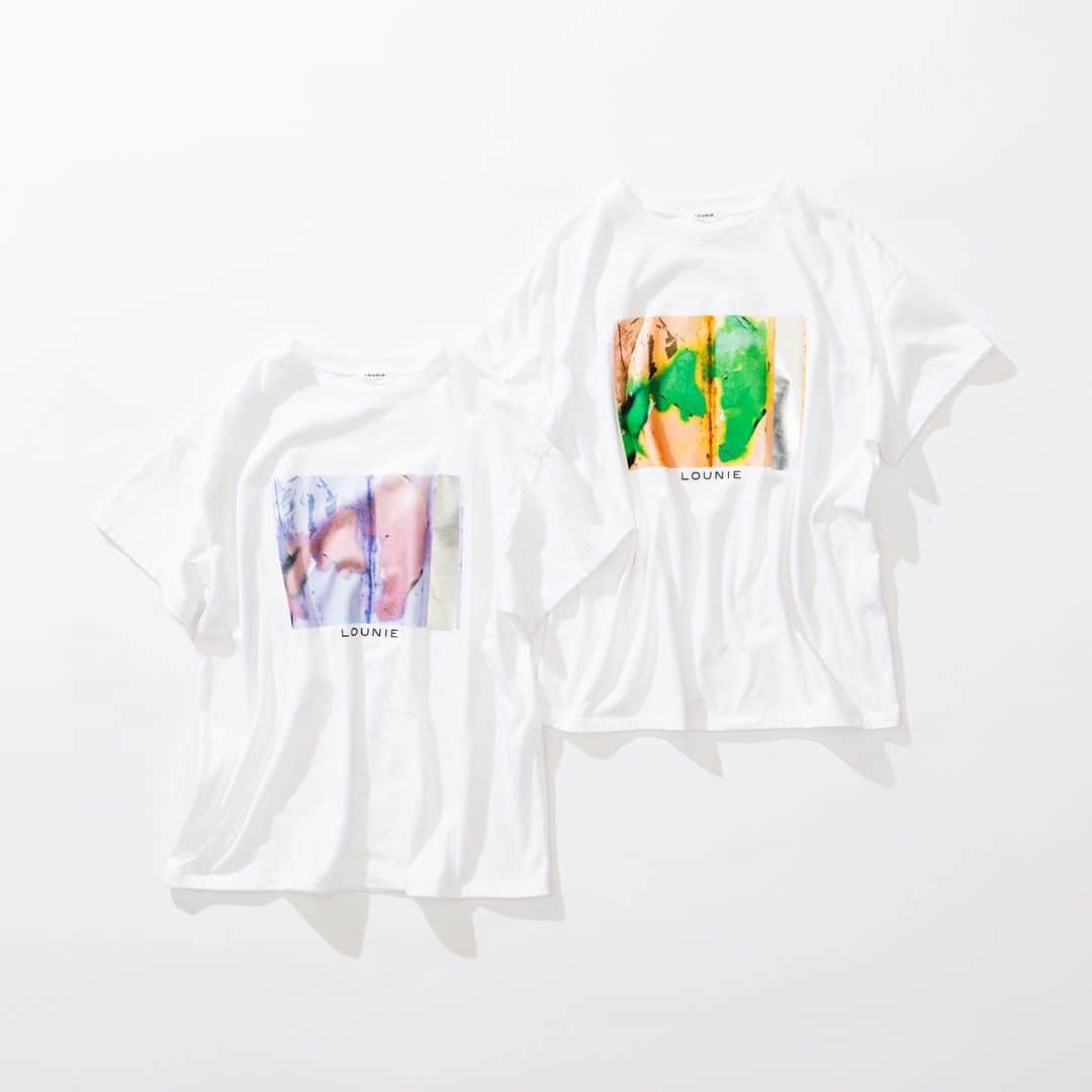 LOUNIE（ルーニィ）さんのインスタグラム写真 - (LOUNIE（ルーニィ）Instagram)「《LOUNIE 2020 SUMMER Collection“ESCAPE”》この春夏のTシャツは、ロゴよりも"グラフィックプリント"が旬。シンプルなコーデのアクセントに。 ㅤㅤ 先日の投稿で大変人気だったジャケットスタイル。『ジャケットのINは基本Tシャツ！』という方、とても多いと思います。昨年まではロゴTシャツをINするのが大ブームでしたが、今季は"アート"で鮮度アップ！ロゴTとはまた違う遊び心あるスタイルが完成します✨ ㅤㅤㅤㅤㅤ T-shirt(10227228①)②¥9800+tax ㅤㅤ #LOUNIE#lounie#ルーニィ#2020ss#fashion#lagom#escape#通勤コーデ#お仕事コーデ#tシャツ」4月8日 16時16分 - lounie_jp