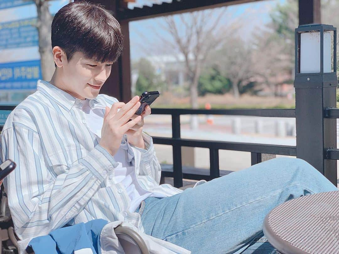 ク・ジャソンさんのインスタグラム写真 - (ク・ジャソンInstagram)「잠시 쉬는 시간🐕 I'm taking a rest now📱📱 #우리사랑했을까 #오연우 #쉬는시간」4月8日 16時29分 - koojas