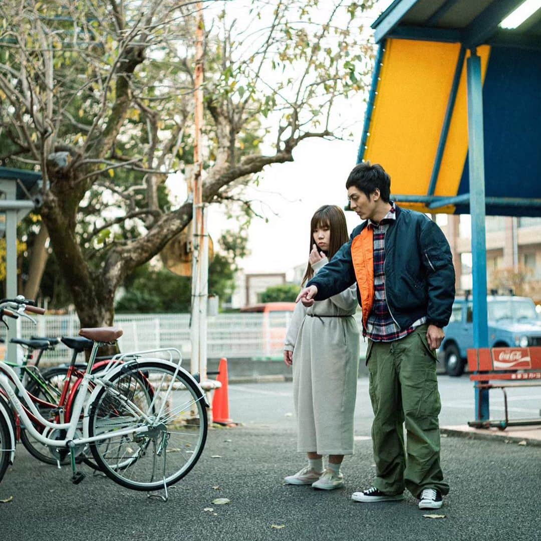 村田秀亮のインスタグラム：「チャリパクられてるなぁ…  #バッティングセンターにいすぎた… #コーラ一気で飲んでた #アシンメトリーのヤンキー集団の仕業やと思ってる #彼女がヒット打ったときチラチラ見て何回か笑ってた #2台一変にいかれることあんねんなぁ… #あんなに楽しかったのに #西陽を浴びながら帰りは無言 #「腹立つなぁ、しばきたいわ…」と独り言 #「もうちょうど買い替えだったんだよ…」と静かに宥められた #知らん鼻歌唄ってたら #散髪屋の横のゴミ捨て場に #二台とも立て掛けてあった #10分歩いただけ #アシンメトリーの罪悪感が感じられる #チャリパクられあるある #哀愁一コマ芝居  #マリーマリー海老原（彼女役） #大竹宏明（フォトグラファー）」