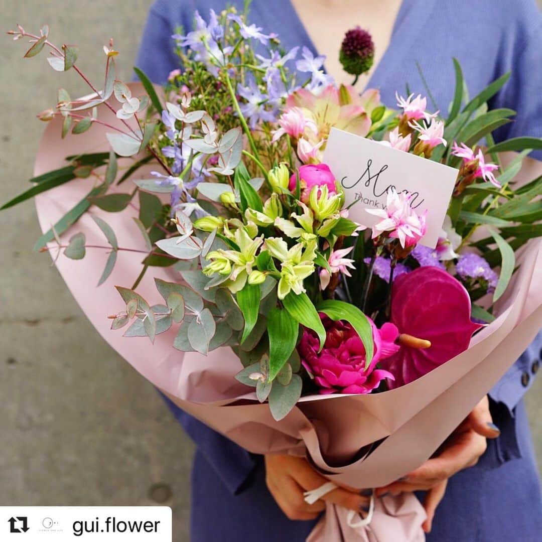 前田有紀さんのインスタグラム写真 - (前田有紀Instagram)「guiで母の日のフラワーギフトの受付・配送を前倒ししてスタートすることになりました。早速お申込みくださっている方もいて本当にありがとうございます！ 今年は、全国のお花の生産者さんのご協力をいただきながら、gui flowerのセレクトしたお花を交えてブーケを作成する予定でおります。 . 今年は自宅で自粛を余儀なくされているご家庭も多く、しばらくお母さんに会えていない！という方も本当に多いのではないでしょうか。 うちもそうです。私自身も「落ち着いたら息子連れて会いにいきたい。でもいまはなにかあっては大変だから控えよう。」 そう思っているうちに、気がつけば実家に何ヶ月も息子の顔を見せに帰れていません。都内で暮らしているguiのスタッフも離れて暮らす家族に会えずに過ごしながら自宅での業務を続けています。 「いつも思ってるよ、ありがとう。」そんな思いは、わざわざ母の日の5月10日を待たなくても、いま伝えられてもいいのかもということで、思い切って早めにスタートさせました。 . 1番早くて来週の4月18日土曜日着から受付しています。 また、緊急事態宣言で、関東では大型店を中心に店舗をクローズするお花屋さんも多く、その分行き場をなくすお花もこれから想像もつかないほどたくさんあると思っています。本来、春から初夏にかけて可愛いお花が出回るこの季節。すごく寂しいことです。 私のブランドguiは小さな花屋ですが、お花の配送を受付することで、少しでも、多くの方にお花を大切に飾ってもらえたらと思っています。 詳しくは、@gui.flower のウェブサイト、newsやオーダーページをご覧ください。 . . #Repost @gui.flower with @make_repost ・・・ 【 THANKS MOM,ALWAYS!! 母の日ギフトのお知らせ 】 . guiから母の日ギフトのお知らせです！毎年５月の第２週の日曜日が「母の日」。今年は５月１０日（日）です。今年は、guiでは少し早めの４月１８日（土）のお届けから、母の日のお花の受付・配送をスタートします！ . 今年は自粛生活をされている方が大半で、いつもと違うこの季節。なかなか気軽に家族に会いに行くことも出来ないからこそ『いつもありがとう いつも想っているよ 私は元気だよ』と、そんな想いを伝えるきっかけを作れたらと思い、例年よりも少しだけ早く販売を開始させて頂くことにしました。 . 今回のguiの母の日ギフトは、THANKS MOM,BOUQUET、THANKS MOM BOX (PINK・YELLOW)、THANKS MOM SWAGの３種類のラインアップでお届けします。 . 一つ一つ心を込めてお作りしてお届けさせて頂きますので、是非オンラインサイトからご覧になってみて下さいね！ . 《info》 guiプロフィール記載のURLの「order」からご注文頂けます。 . #gui#guiflower#ブーケ#フラワー#デザイン#フラワーデザイン#flowerstagram #花のある暮らし#spring#gift#present#母の日」4月8日 16時37分 - yukimaeda0117