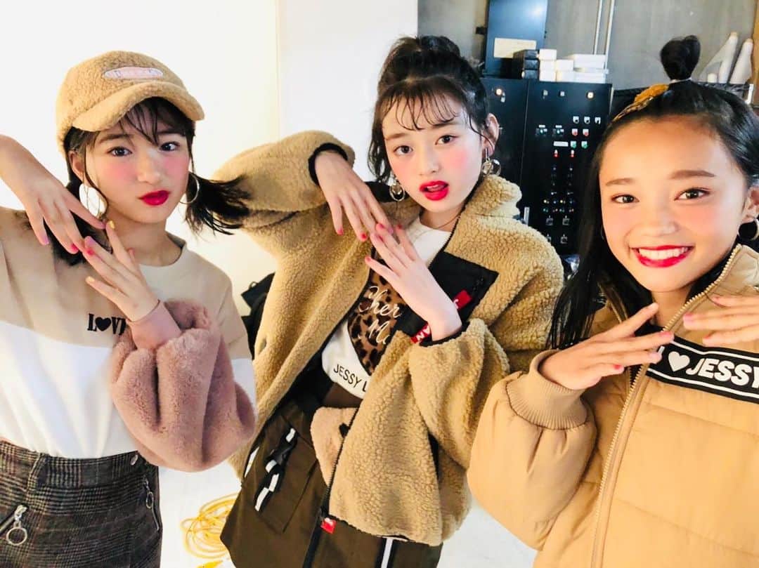 ニコ☆プチのインスタグラム：「🧸💭 昔のおふしょちょこちょこ🍫 このポーズなんだろ⁇😗 #これ流行ってますよね  #ってやつかな？笑 #川本結月  #高比良由菜  #和田美羽」