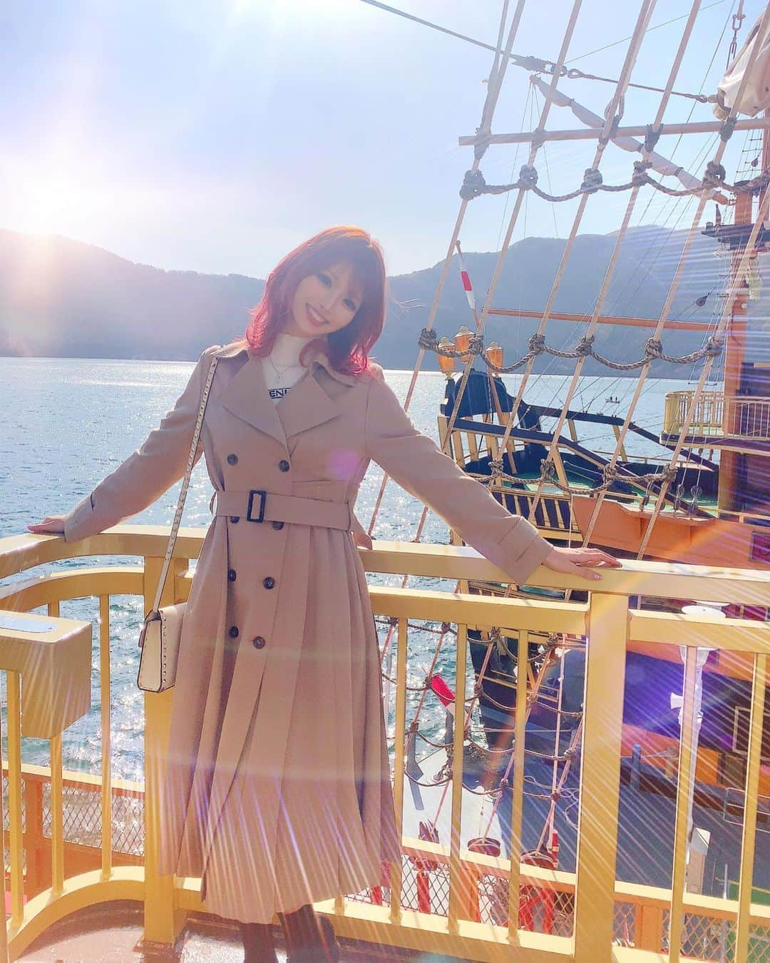 桜咲乃愛さんのインスタグラム写真 - (桜咲乃愛Instagram)「海賊船〜😆💕💕💕🚢⚓ みんなと一緒にいけて楽しかった😆💓💓💓💎 赤髪だからシャンクスみたいって言われた！！！笑😆♥️⭐️ #箱根#海賊船#船#クルーズ船#箱根旅行#自粛生活 #思い出に浸る#歌舞伎町#社員旅行」4月8日 16時40分 - noasama1101