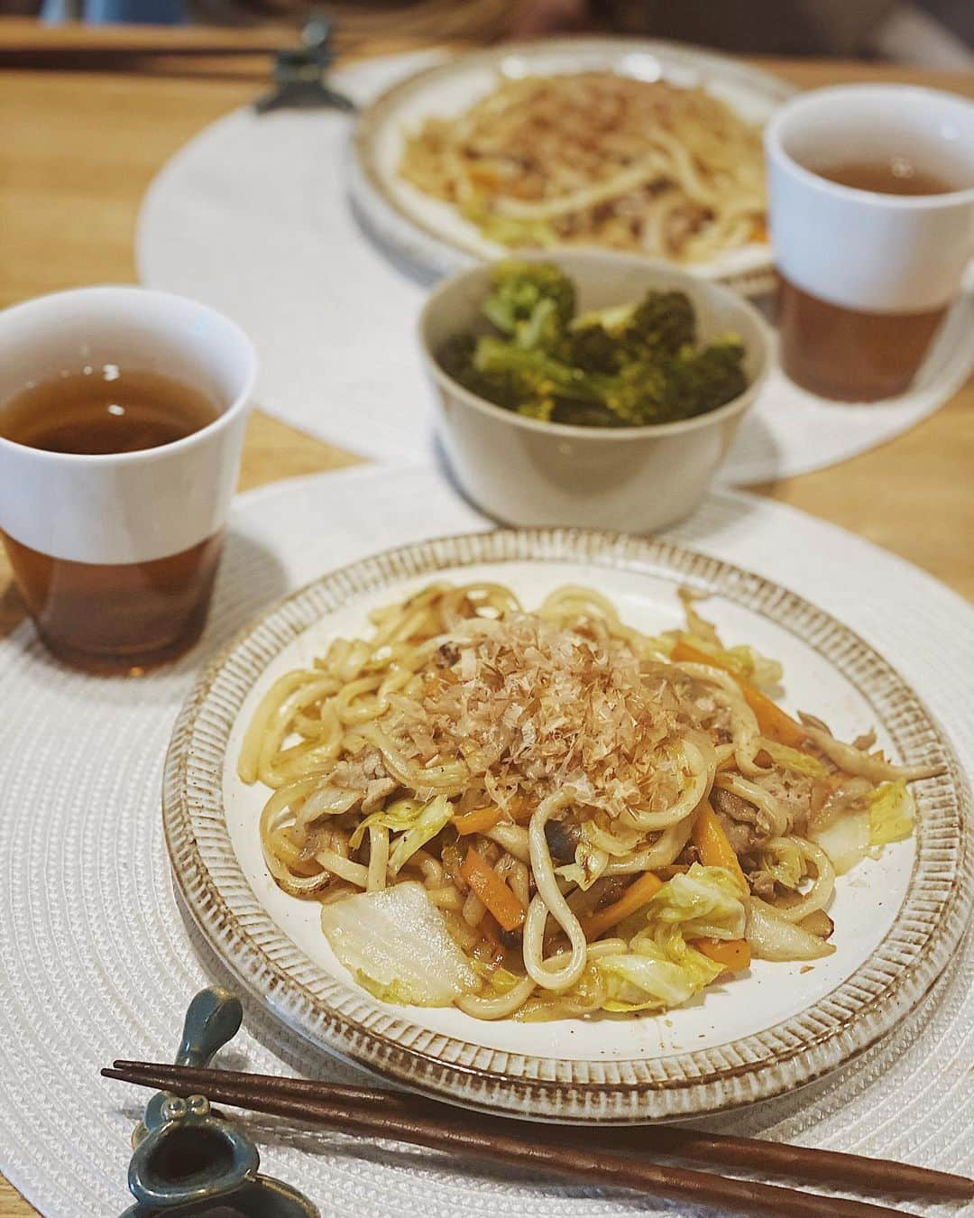 クロさんのインスタグラム写真 - (クロInstagram)「﻿ 「うどん」﻿ ﻿ ﻿ って万能じゃないですかっ？！！﻿ 焼きそばはあったかいアレにはできないけれど﻿ （本気出したら出来るのかな🤔）﻿ ﻿ うどんはあったかいのでも食べられるし﻿ 焼いても美味しいだなんてねっ♩♩♩﻿ ﻿ ブロッコリーは塩で茹でとくだけで本当美味し🥺🥺﻿ 栄養的にブロッコリーか、ほうれん草はたくさん使っていきたいところ。﻿ ﻿ 参考にしたレシピなど﻿ （クックパッド で色んな味付けが乗ってて全て制覇してみようかなと思う）﻿ 詳しくはブログに書きました✍🏽✍🏽﻿ ﻿ #焼うどん #お昼ごはん #うどんで万能 #山本ゆり #つくりおき食堂まりえ #まりえご飯 #お家ごはん #dinner #野菜たっぷりご飯 #簡単レシピ #レシピ #電子レンジご飯 #yummy #delistagrammer #homecooking #tokyo #japanesefood #foodporm #instafood #foodstagram #クロリサ的自炊 #おうちご飯 #クッキングラム #新米主婦 #晩ごはん #instagood #instalike #tokyo #可愛い #大好き #お家ご飯﻿」4月8日 16時53分 - kuro_risa