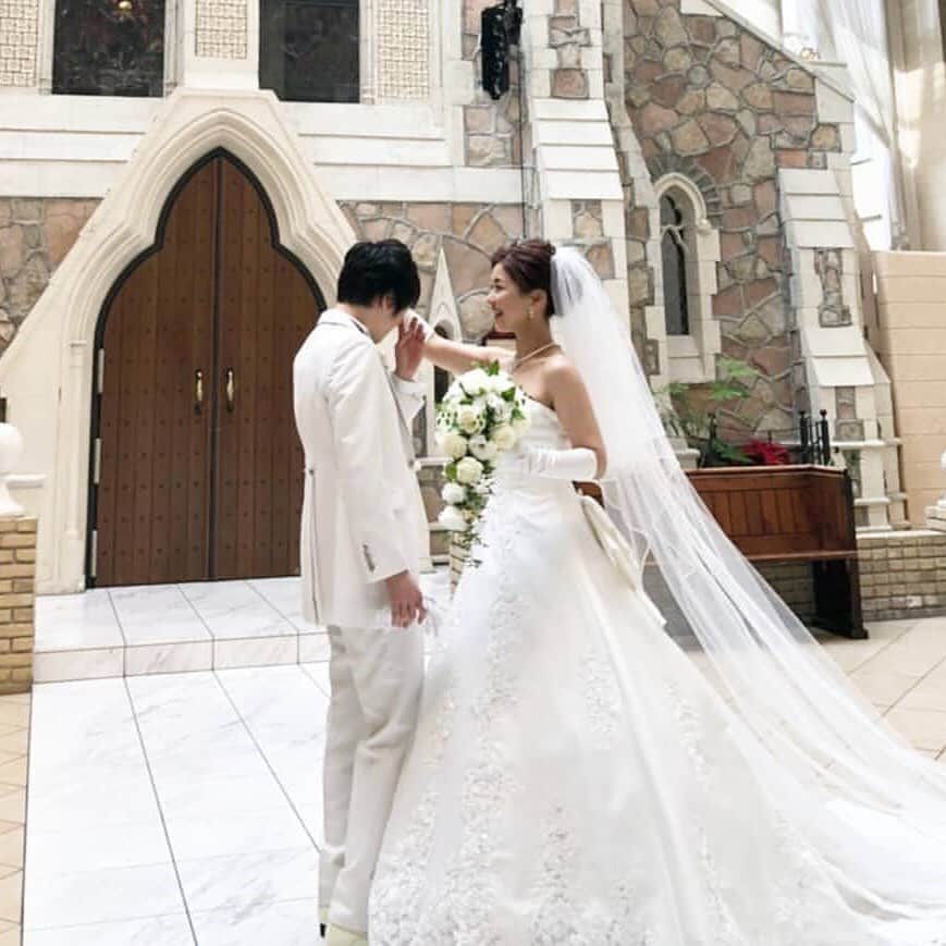 ホテルモントレウェディング【公式】 のインスタグラム：「♥ @montereyweddingをフォローして 『 #モントレ花嫁 』『 #ホテルモントレ』の タグをつけて投稿してくださいね＊*. . 💒👰ホテルモントレ京都 @monterey_kyoto #卒花嫁 @naoko.oct16 さまより 素敵なお写真をリグラムさせていただきました！ . ファーストミートをされたおふたり。 心温まる1枚ですね♡* . ——————————. ◆ブライダルフェア予約はこちらをcheck＊* http://bit.ly/2pzGPjZ ◆ホテルモントレ京都の公式HPはこちら* https://www.monterey-wedding.jp/kyoto/ ——————————. . #ホテルモントレ京都 #モントレ京都 #京都 #kyoto #モントレ #モントレ花婿 #プレ花嫁 #卒花 #weddingdress #プラコレ #ウエディングニュース #marryxoxo #wedding #dress #結婚式場 #日本中のプレ花嫁さんと繋がりたい #ブライダルフェア #結婚式 #パーティ #披露宴 #2020年春婚 #2020年夏婚 #2020年秋婚 #2020年冬婚 #ホテルウェディング」