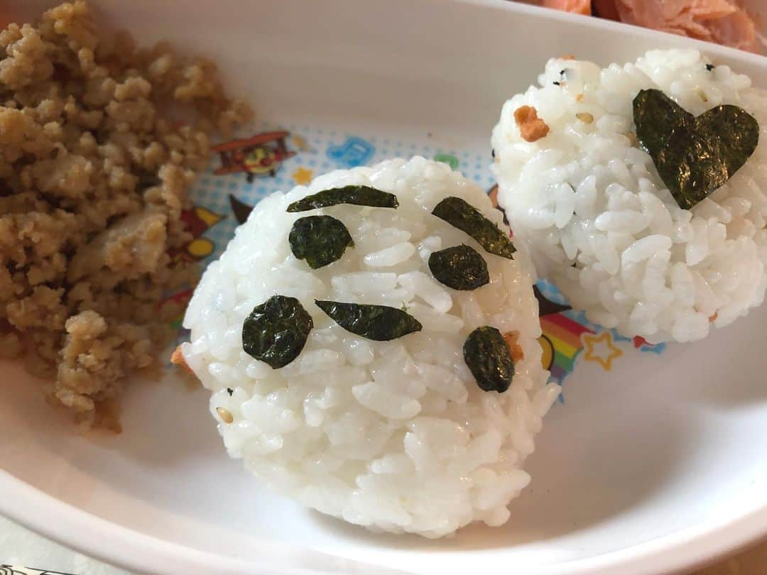 室谷香菜子さんのインスタグラム写真 - (室谷香菜子Instagram)「時間があったので、﻿ おにぎりに海苔で顔を書いてみましたが、﻿ 大変に気持ち悪い顔になりました。﻿ ﻿ ﻿ キャラ弁、ってやつは、﻿ 私には到底無理です。。。﻿ ﻿ ﻿ 晩ご飯時の息子の反応が気になります。  #キャラ弁 #おにぎり #顔 #息子ご飯 #もうすぐ２歳」4月8日 17時07分 - hbc_muroyakanako