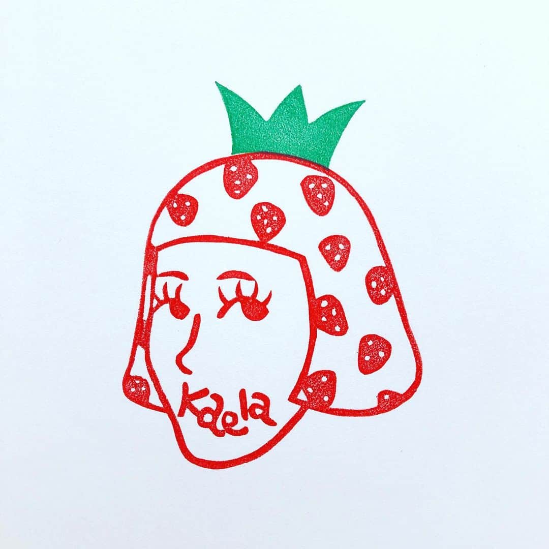 和田美枝のインスタグラム：「苺カエラちゃん🍓🍓🍓 #木村カエラ ちゃん #15 #頭の上はバランやないよ #イチゴになってんのよ🍓 #イチゴヘアー #ワダちゃん消しゴムはんこ」