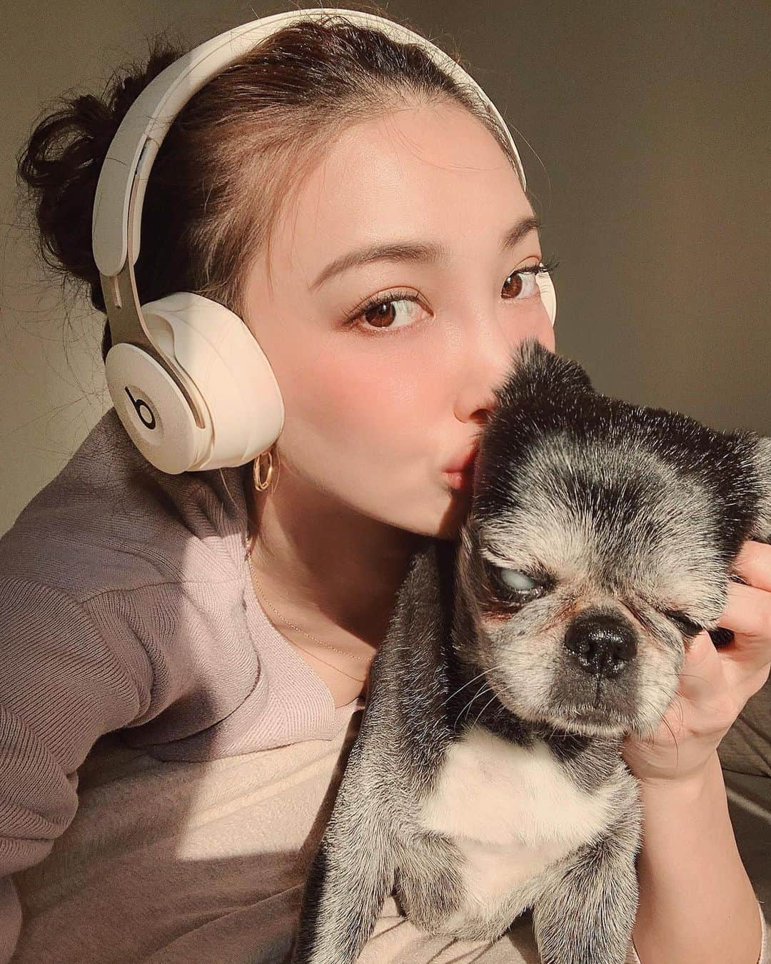 里海さんのインスタグラム写真 - (里海Instagram)「#gamer 最近は#cod #callofduty  #beatsbydre @beatsbydre  そして、今更ですが　#terracehousetokyo を初めて見て、恐ろしほどテラスハウスにハマってしまいました😂  ぷぅちゃんは”チョット🤬私の顔写真写りわるいじゃん😠”って言ってる😂  @beatsbydre #solopro」4月8日 17時03分 - satoumi0330