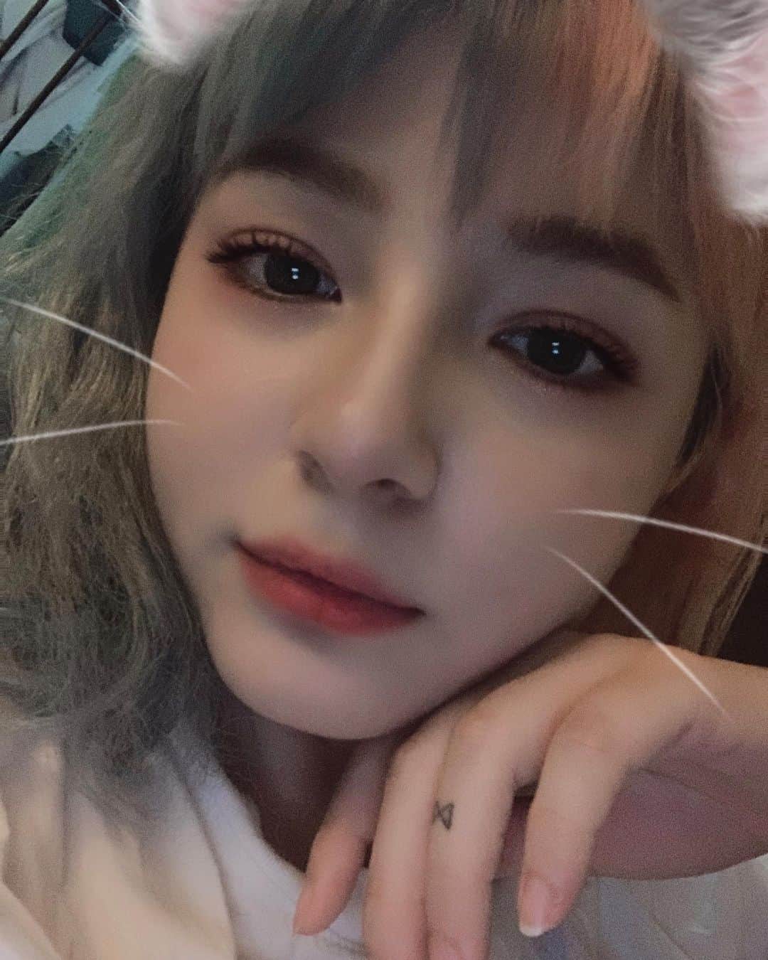 Shannonのインスタグラム：「Hope everybody enjoyed the somewhat short stream! I will be streaming again this evening at 10pm KST on twitch :) See you later ❤️」