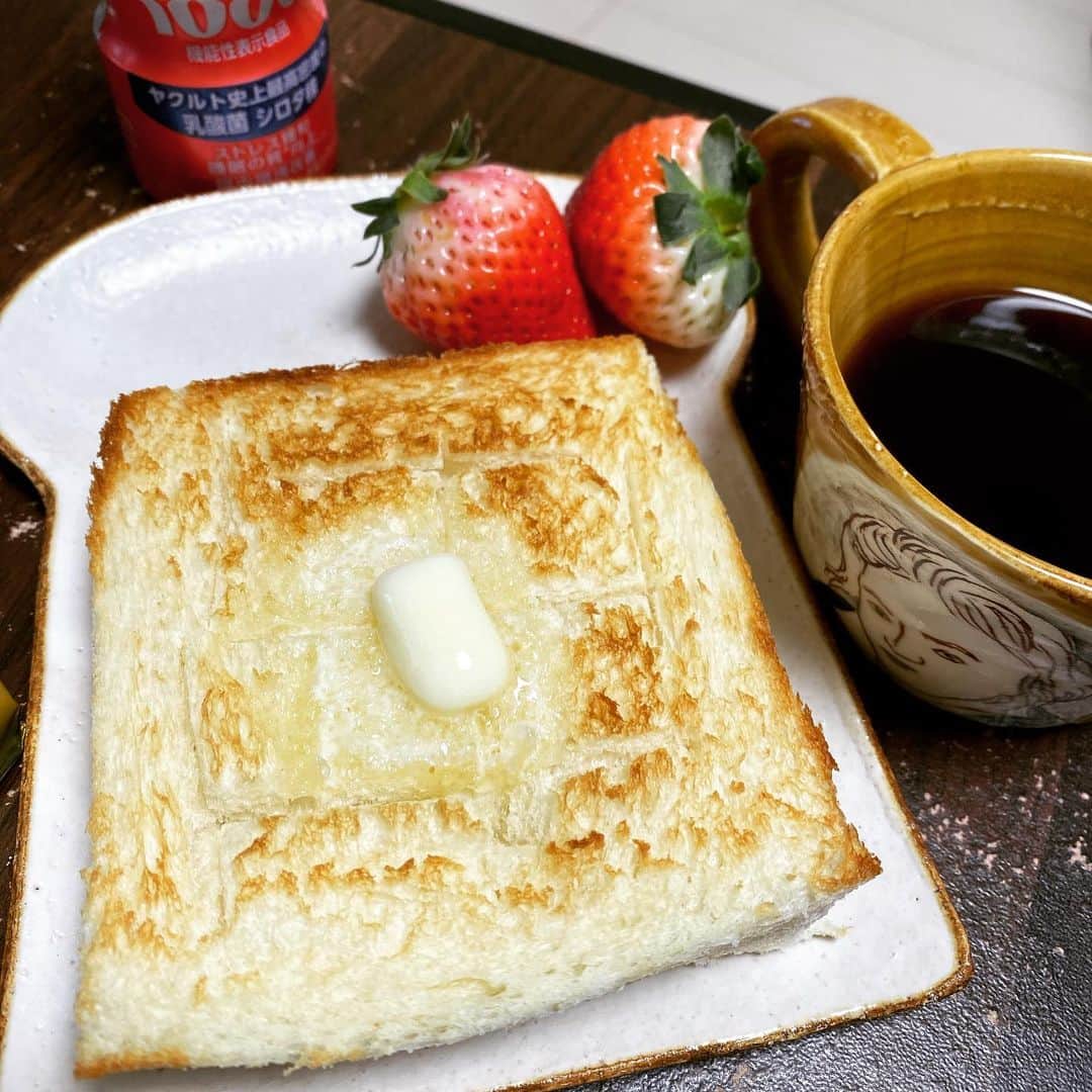 緒月遠麻さんのインスタグラム写真 - (緒月遠麻Instagram)「☺︎ 朝は 食パンを 食パン型皿で 食す。 #🍞 #☕️ #🍓 マグカップはベートーヴェン☕️🎶 スーパー満月 ですってよ🌕😳🌕」4月8日 17時26分 - toma_ozuki
