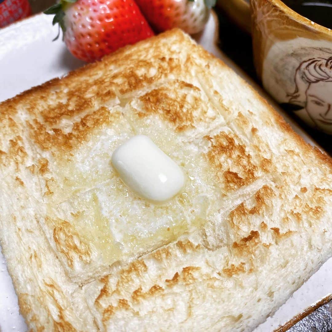 緒月遠麻さんのインスタグラム写真 - (緒月遠麻Instagram)「☺︎ 朝は 食パンを 食パン型皿で 食す。 #🍞 #☕️ #🍓 マグカップはベートーヴェン☕️🎶 スーパー満月 ですってよ🌕😳🌕」4月8日 17時26分 - toma_ozuki