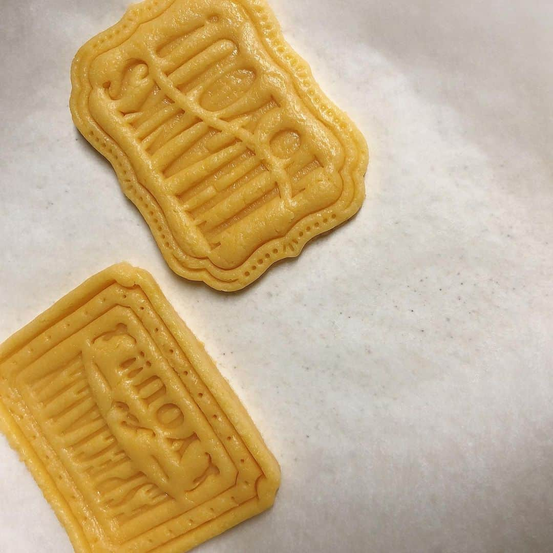 新山千春さんのインスタグラム写真 - (新山千春Instagram)「🍪Cookie焼きました (*˘︶˘*).｡.:* ヌテラチョコとピスタチオの クッキーは全部焦がした気がする笑　#焼き時間を間違えるミス  #手作りスイーツ #簡単スイーツ #スイーツグラム #お家時間  #新山千春 #stayhome  #千春定食🌹」4月8日 17時20分 - chiharuuu_0114