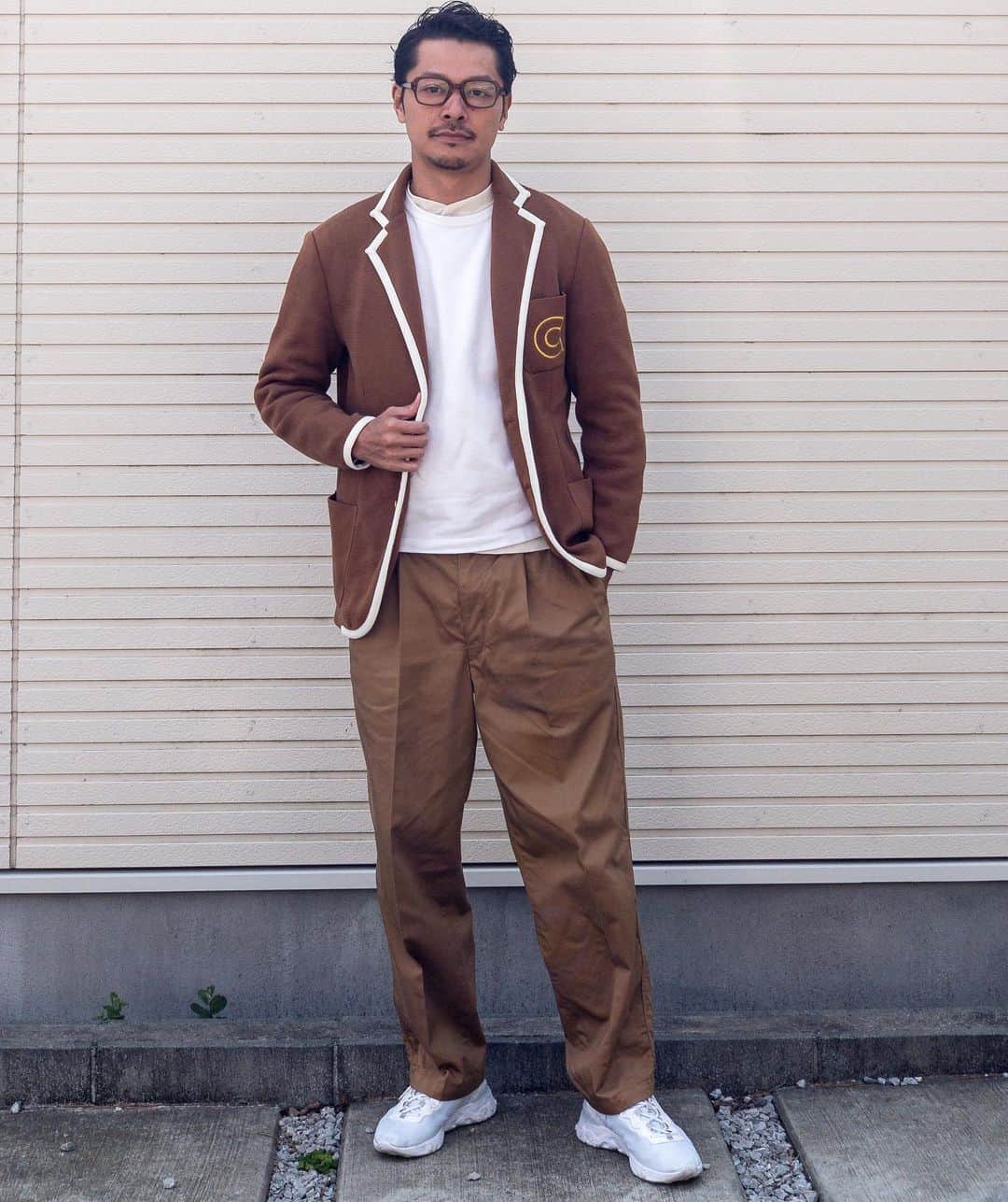 高田朋佳のインスタグラム：「“camel and white...” ———————————————————————— #clublounge #clubloungejacket #newcolonialstyle #jetset #singapore #luxuryresort #colonyclothing #singaporelife #singaporestyle  #lifestyle #fashion #mensfashion」