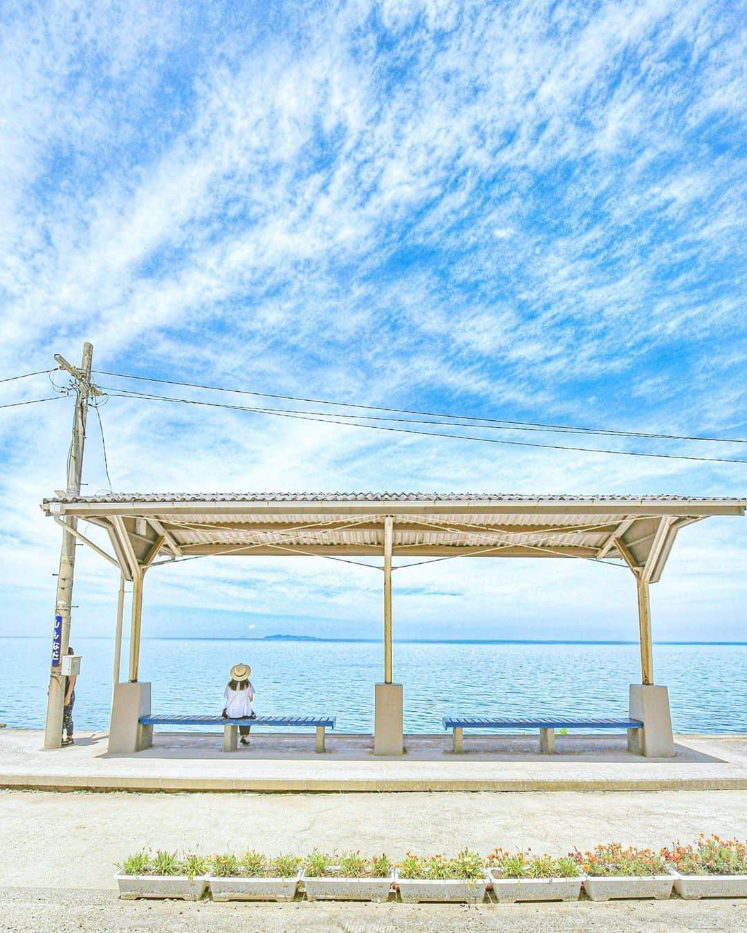 のインスタグラム：「. The vast Seto Inland Sea and an expansive sky can be seen in front of Shimonada Station🚃✨ #MyAprilAdventure  #下灘駅 の目の前に広がる瀬戸内海と広い空🌊 . . Photo by @c_h_i_b_i_photo Post your memories with #FlyJAL  #JapanAirlines  #japan #ehime #matsuyama #adventuretravel」
