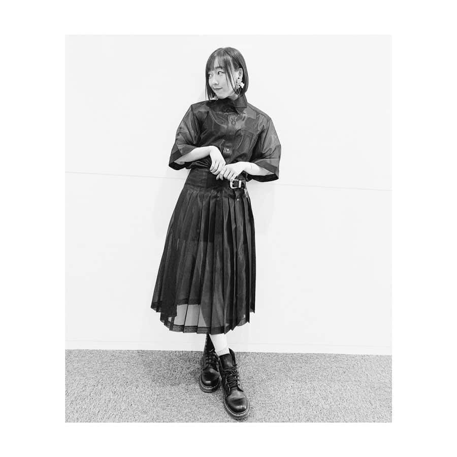須田亜香里さんのインスタグラム写真 - (須田亜香里Instagram)「先日大とくさんで着てた私服。 スカートが特に好きで、前に一目惚れしたけどサイズなくて諦めて、でも忘れられなくて、大きくても買えばよかったかなー？ってモヤモヤしてたら1ヶ月後くらいにセレクトショップで見つけて即買いしました。 シャツの着かたいまいち分からないけど、セットアップは絶対にセットで買うのがマイルールなので買いました(笑) スッケスケで可愛い。 この服かっこよく着たくて髪切りたくなって切ったところある(笑) で、家出てから気づいたけど、帽子とか被ればよかったなーって。 しかも服の良さ伝わらない写真だし…色々ベストじゃないけど、載せるって宣言してしまったから載せますね(笑) 私服の系統はいつもバラバラだし、気分。ときめき重視🙃 それに合わせてコスメもアクセサリーも選ぶよ。 指輪は名古屋パルコで一目惚れしてどこのだろう？ってずっと思ってたら、判明したのでタグ付け！すっきり。 見かけによらず指細いので合うピンキーリングなくて困ってたけど、ここのは細いのあったからつけれるの。 でも、人差し指用に買ったやつは親指もゆるゆるで失敗した🥳  #toga #セットアップ  #celvoke09 #オレンジリップ #toone #カラーマスカラ #feliamo #カラコン #カプチーノ #須田亜香里の服」4月8日 17時40分 - akarisuda