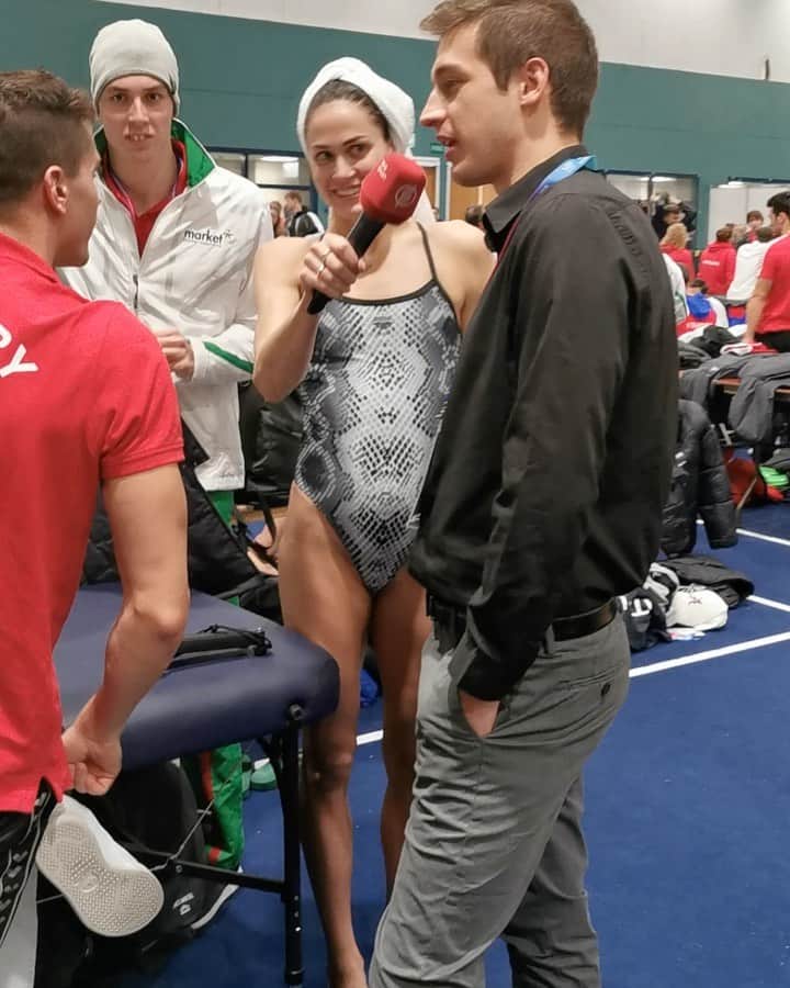ズザンナ・ヤカボスのインスタグラム：「😄😄😄🤦🏻‍♀️ tavalyi rövidpályás eb. milyen furcsa, hogy ennyi ember ilyen közel áll egymáshoz」