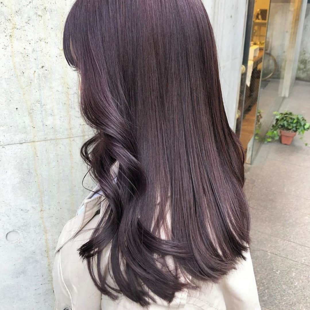 MERYさんのインスタグラム写真 - (MERYInstagram)「. 憧れるのは透明感のあるヘアカラー。 透明感を手に入れるなら、やはりブリーチをするのがオススメ。ブリーチをすると髪の毛が黄色っぽくなってしまうのが不安ですが、補色であるパープル系のヘアカラーを選ぶことで、黄ばみを抑えることができるかも。 . 例えば、女の子らしさもあるパープルアッシュなんていかが？ 落ち着いた髪色ですが、どこか透明感もあってイメチェンにぴったりです♡ . MERYでは他にも「かわいい」に近づくさまざまな情報を発信しています。 @mery.beauty コスメ・美容に特化した情報をお届け♡ @mery_spot 話題のカフェやお出かけスポットをご紹介！ こちらもぜひチェックしてみてください！ . . photo by @snow_yuuuuuki . #MERY #regram #instagram #instahair #hair #hairstyle #머리스타그램 #ブリーチカラー #ブリーチ #ブリーチ一回 #パープルアッシュ #パープルカラー #パープルヘアカラー #イメージチェンジ #イメチェン #透明感 #透明感カラー #透明感女子 #新生活 #モテ髪 #モテヘア #今風ヘア #色っぽ #色っぽヘア #ヘア #ヘアスタイル #お洒落 #お洒落さんと繋がりたい #MERY女子 #メリー」4月8日 18時00分 - mery.jp