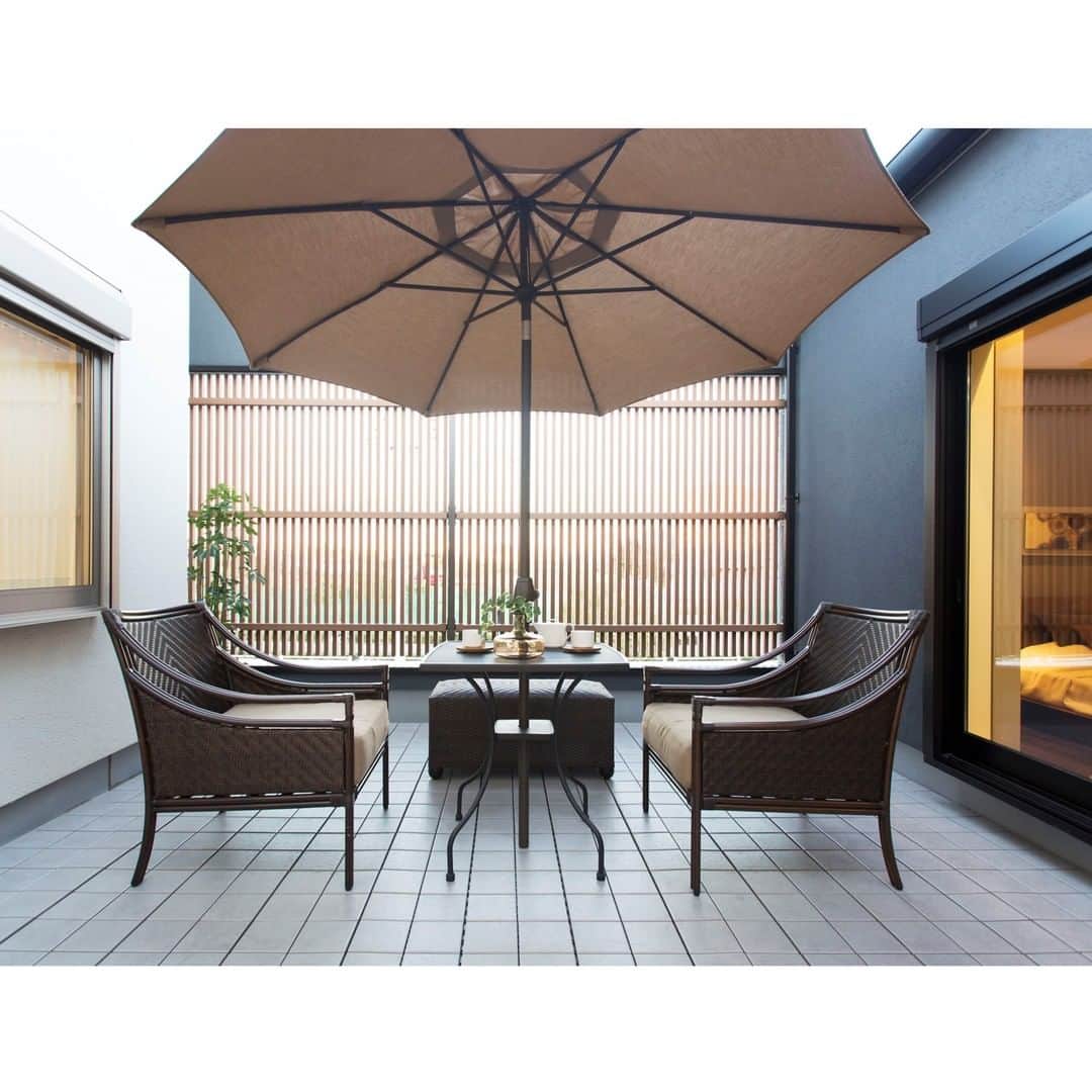 タマホーム株式会社さんのインスタグラム写真 - (タマホーム株式会社Instagram)「アウトドアリビングとしても利用できるバルコニー。 外からの視線を緩やかに遮るルーバーを採用しているので、ソト空間でもプライベートタイムを楽しむことができます。 － － － － #バルコニー #バルコニーライフ #アウトドアリビング #屋外家具 #balcony #housedesign #interiordesign #インテリアデザイン #施工事例 #モデルハウス #タマホーム #マイホーム計画 #家づくり #自由設計 #寝室 #寝室インテリア #上質な暮らし」4月8日 18時00分 - tamahome_official