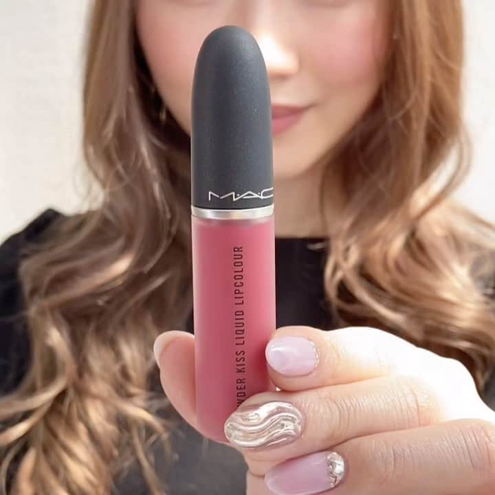 M∙A∙C Cosmetics Japanのインスタグラム：「おうち時間がたっぷりある今こそ、メイクをアップデートしませんか？✨ ㅤ 目もとはピーチとバイオレットでやわらかくも印象的に、リップはローズカラーで血色感をプラスして💋  ㅤ ㅤ ↓↓使用製品↓↓ EYES パウダー キス アイシャドウ [ストライク ア ポーズ] パウダー キス アイシャドウ [レンズ ブラー]  ㅤ LIPS パウダー キス リキッド リップカラー [ア リトル テームド] ㅤ BLUSH グロー プレイ ブラッシュ [ザッツ ピーチィ] ㅤ ㅤ MAKEUP & MODEL: M·A·C ARTIST YUKA KATANO @mac_yokohamatakashimaya ㅤ #MACPowderKiss﻿ #MACPowderKissLiquidLipcolour﻿ #MACPowderKissEyeshadow﻿ #MACパウダーキス﻿ ㅤ﻿ #MACCosmeticsJapan #MACCosmetics #MAC #MACコスメ #コスメ #メイク #化粧品 #デパコス #コスメ部 #コスメ好きさんと繋がりたい #コスメ紹介 #おすすめコスメ #新作コスメ #春メイク #春コスメ #ピンクメイク #トレンドメイク #口紅 #リップ #リップメイク #グラデーションリップ #新作リップ #新作コスメ #アイシャドウ #おうち時間」